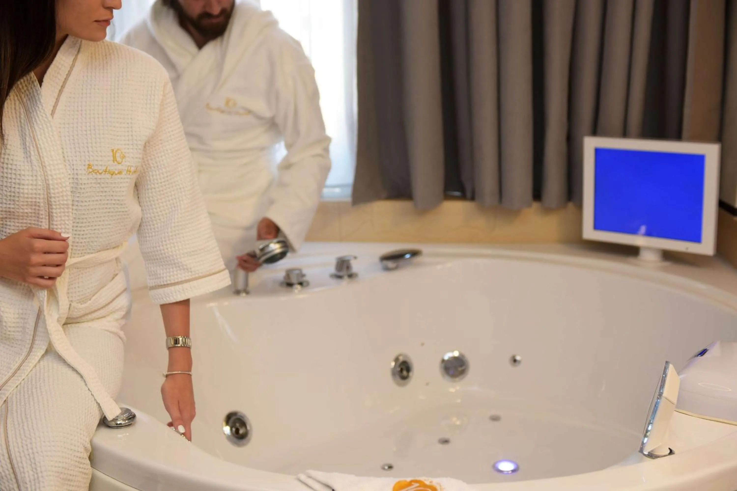 Hot Tub in 10GR Boutique Hotel & Wine Bar