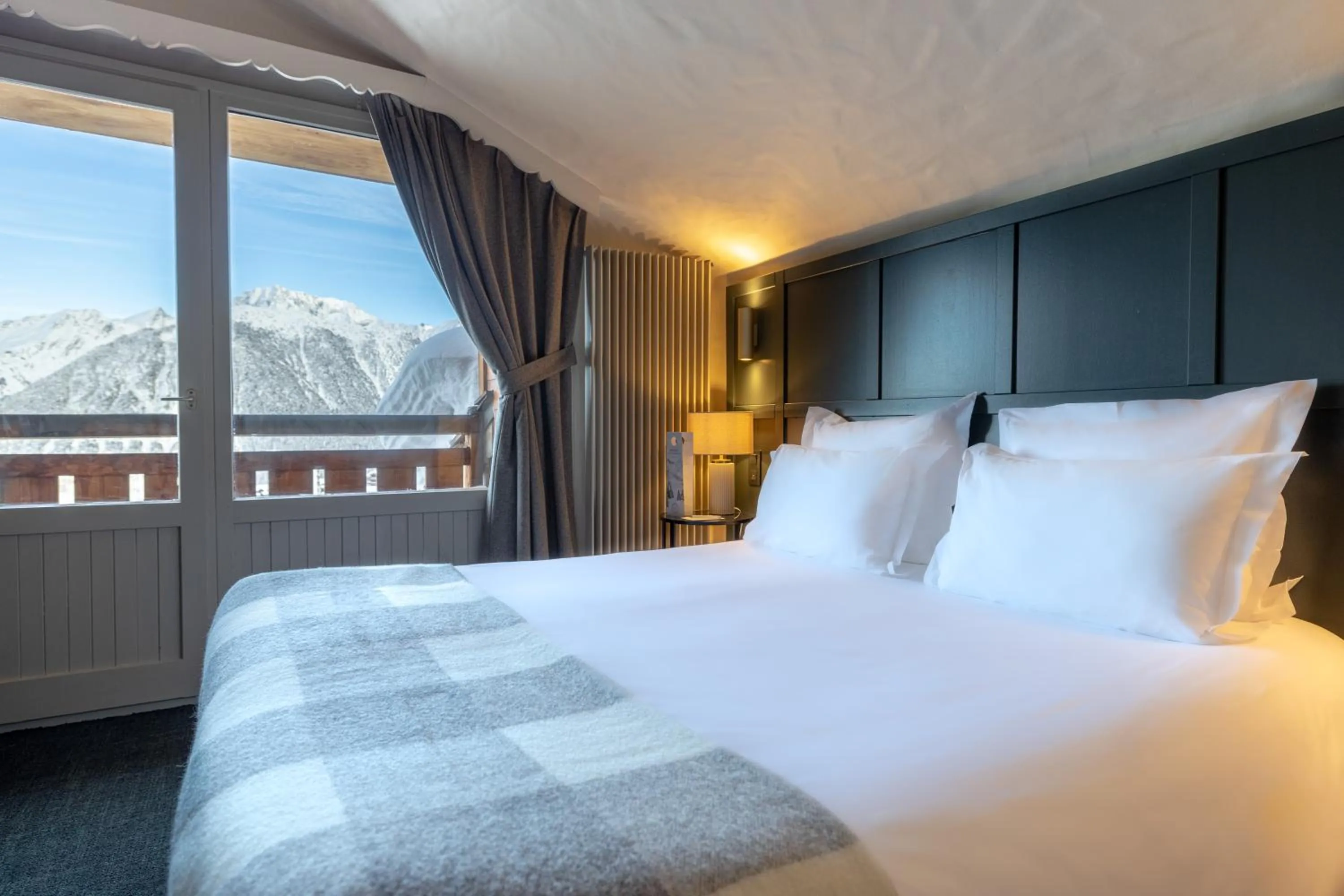 Bedroom, Bed in Grand Hôtel Courchevel 1850