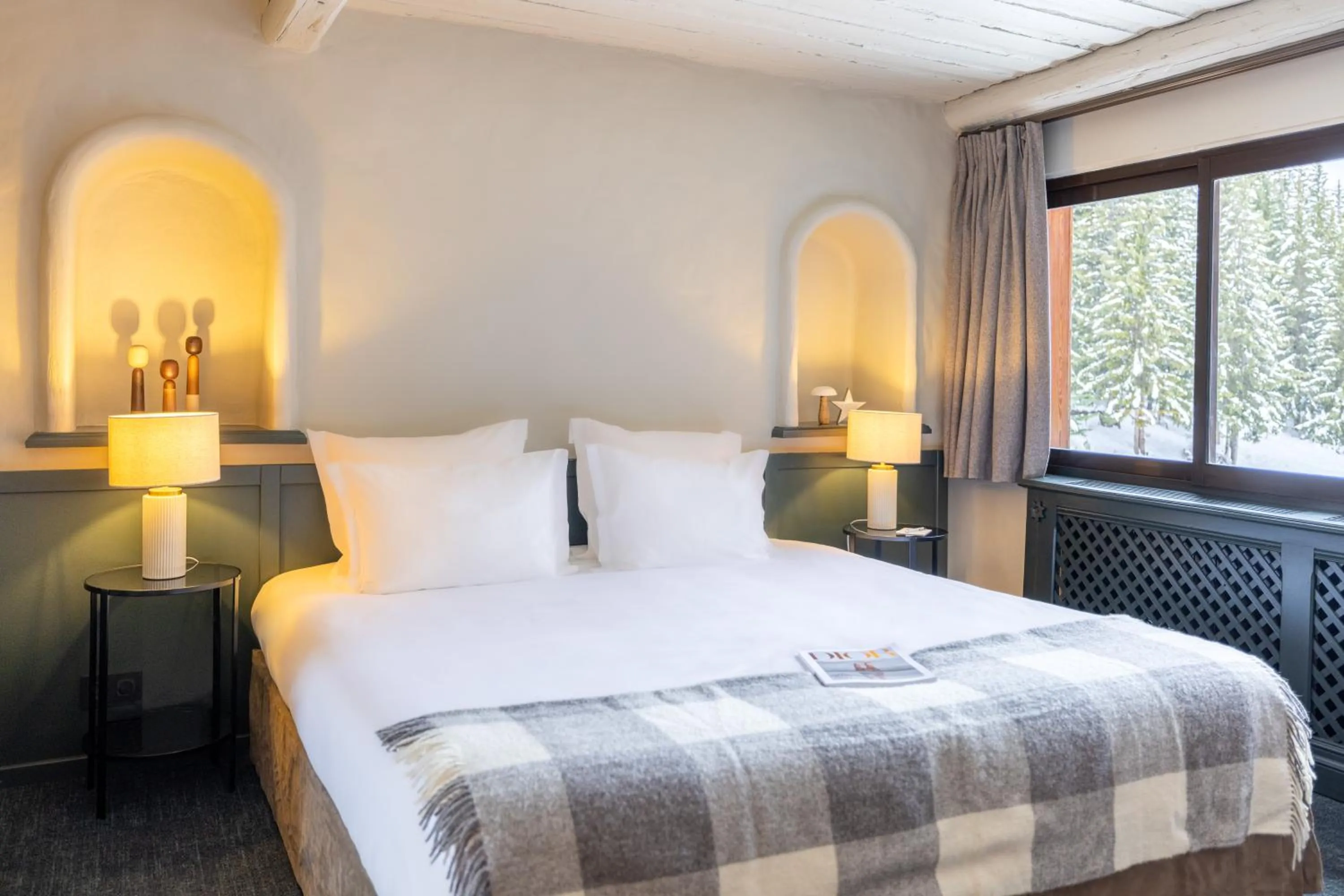 Bedroom, Bed in Grand Hôtel Courchevel 1850