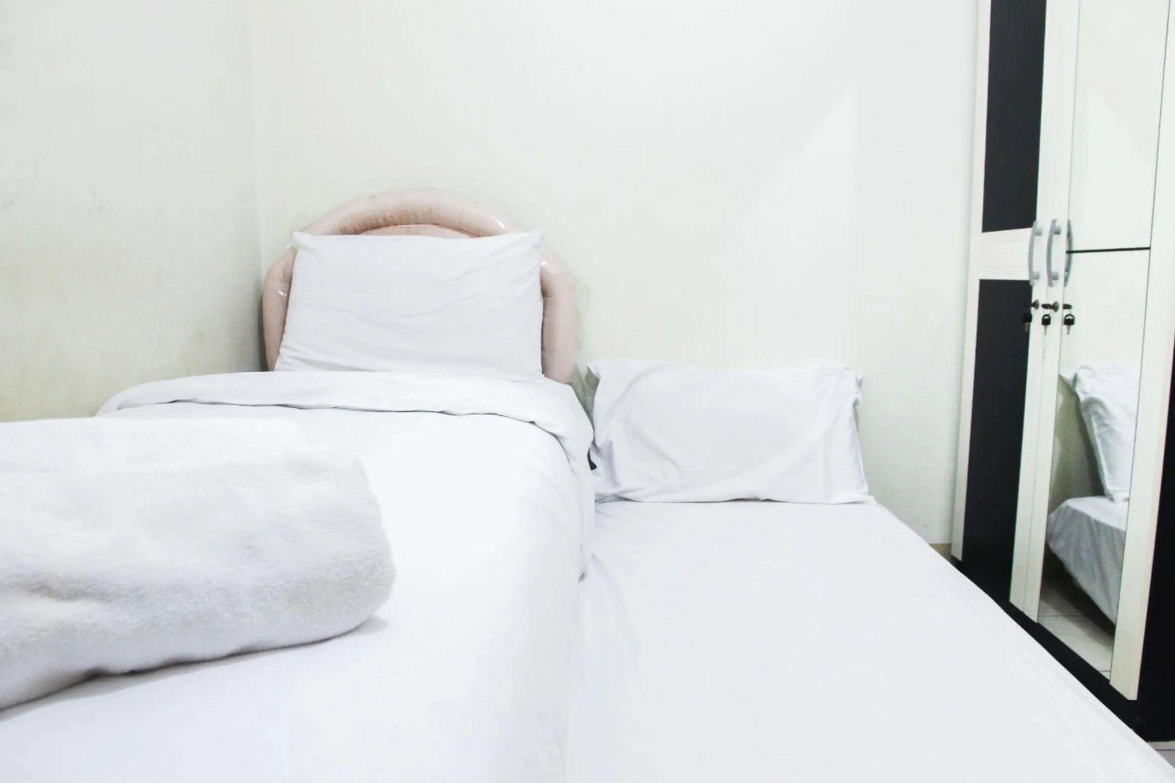 Bed in 2BR Mediterania Palace Kemayoran Apartment By Travelio