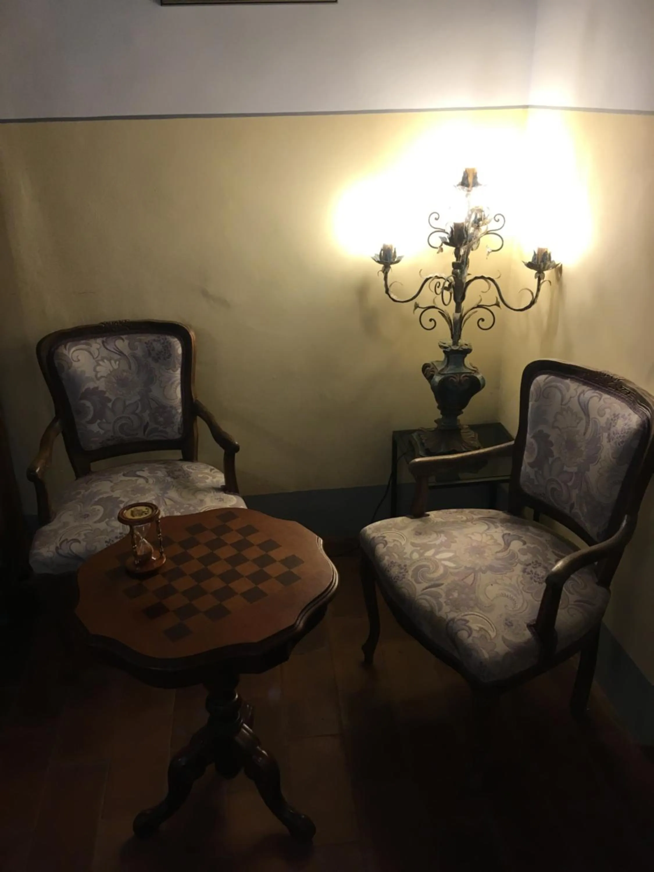 Library in Villa La Dogana B&B di Charme - Historic Villa with a beautiful garden - private parking