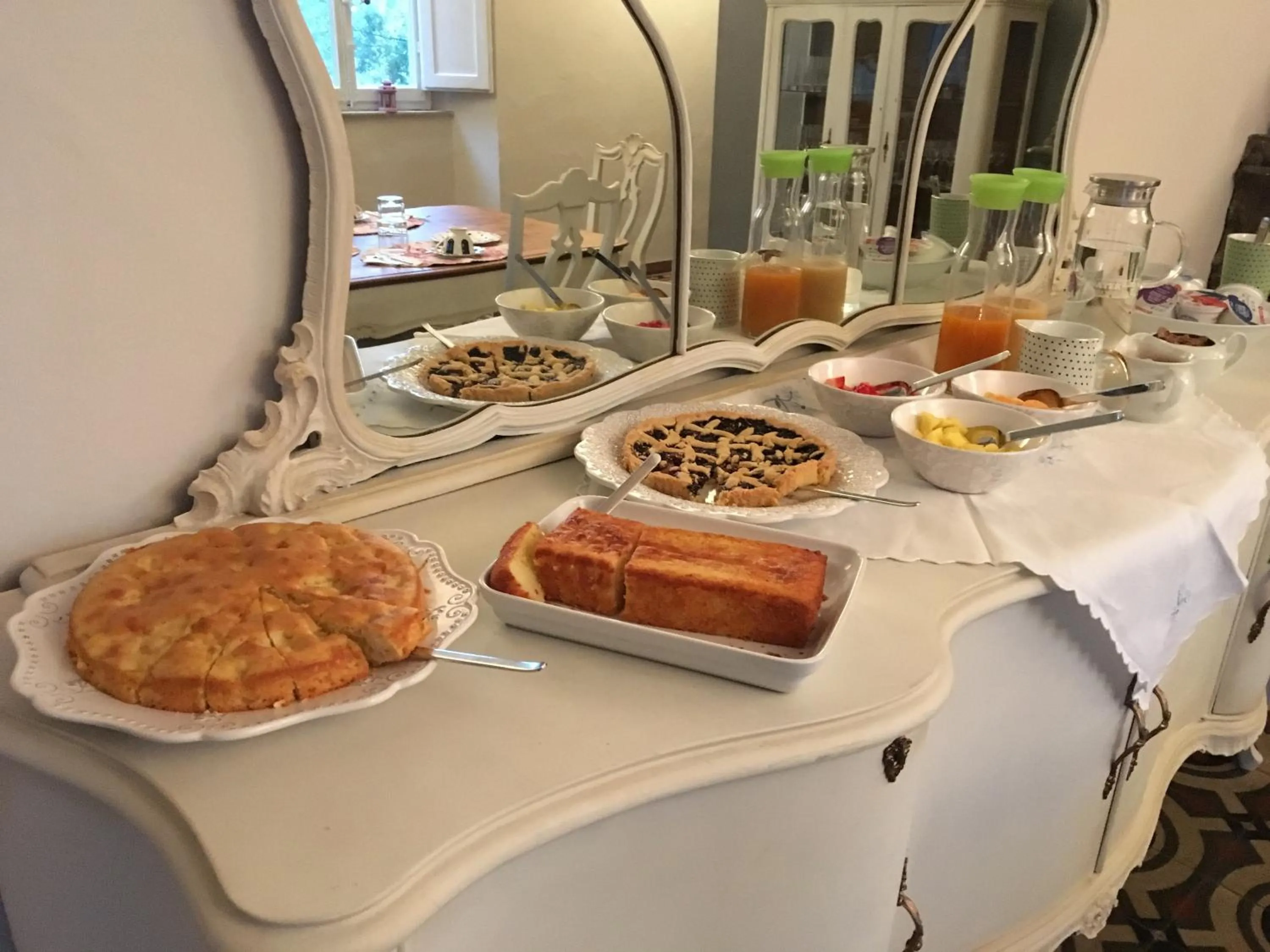 Breakfast in Villa La Dogana B&B di Charme - Historic Villa with a beautiful garden - private parking