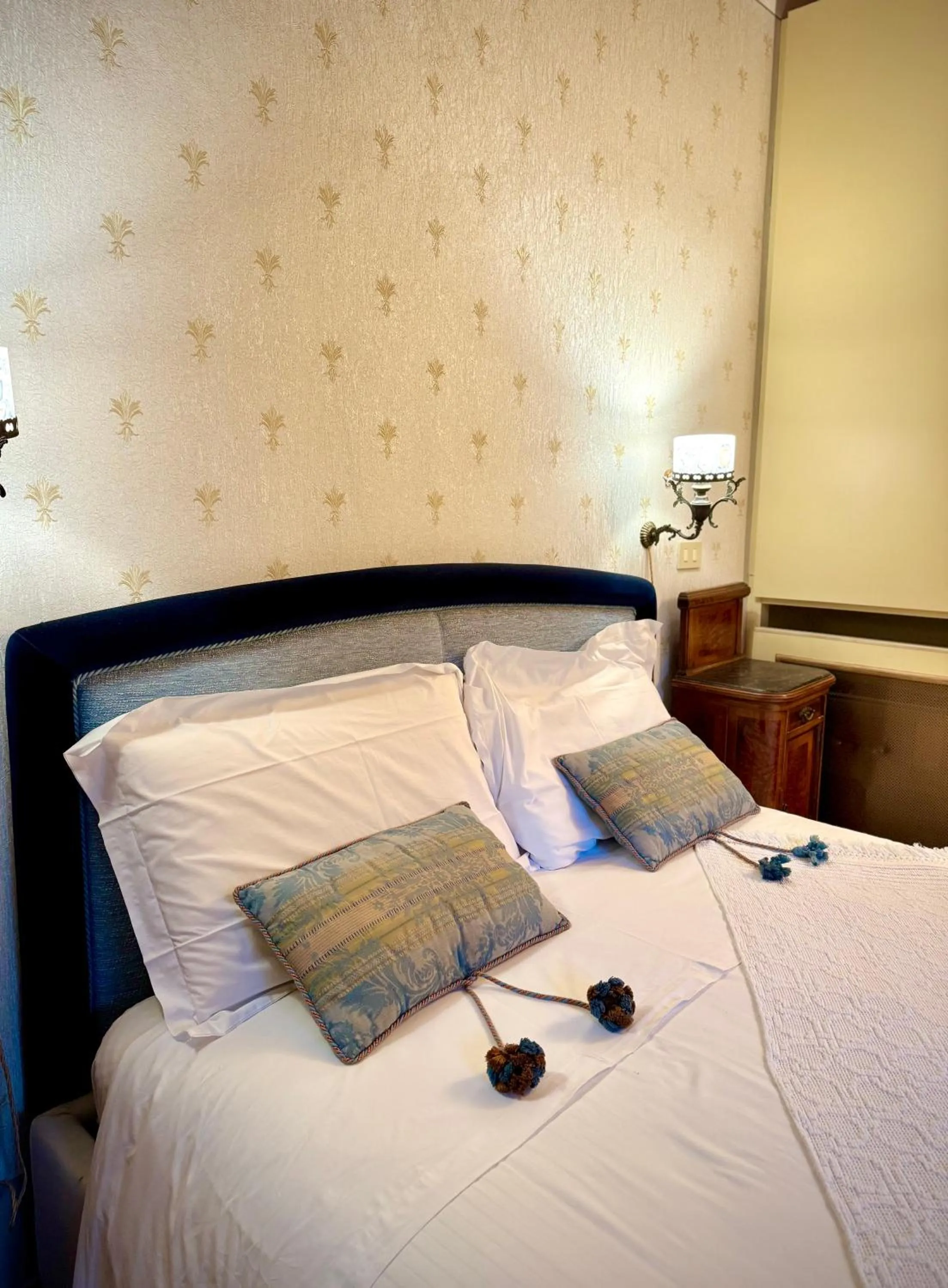 Bed in Villa La Dogana B&B di Charme - Historic Villa with a beautiful garden - private parking