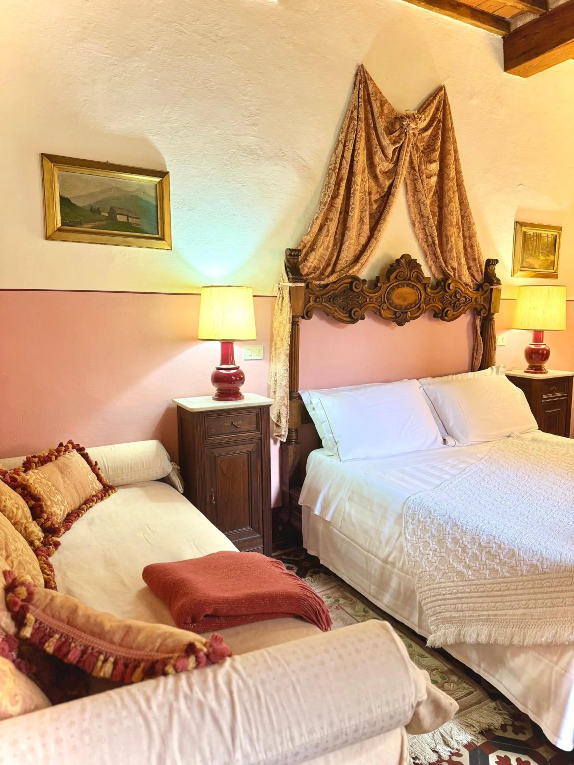 Bed in Villa La Dogana B&B di Charme - Historic Villa with a beautiful garden - private parking
