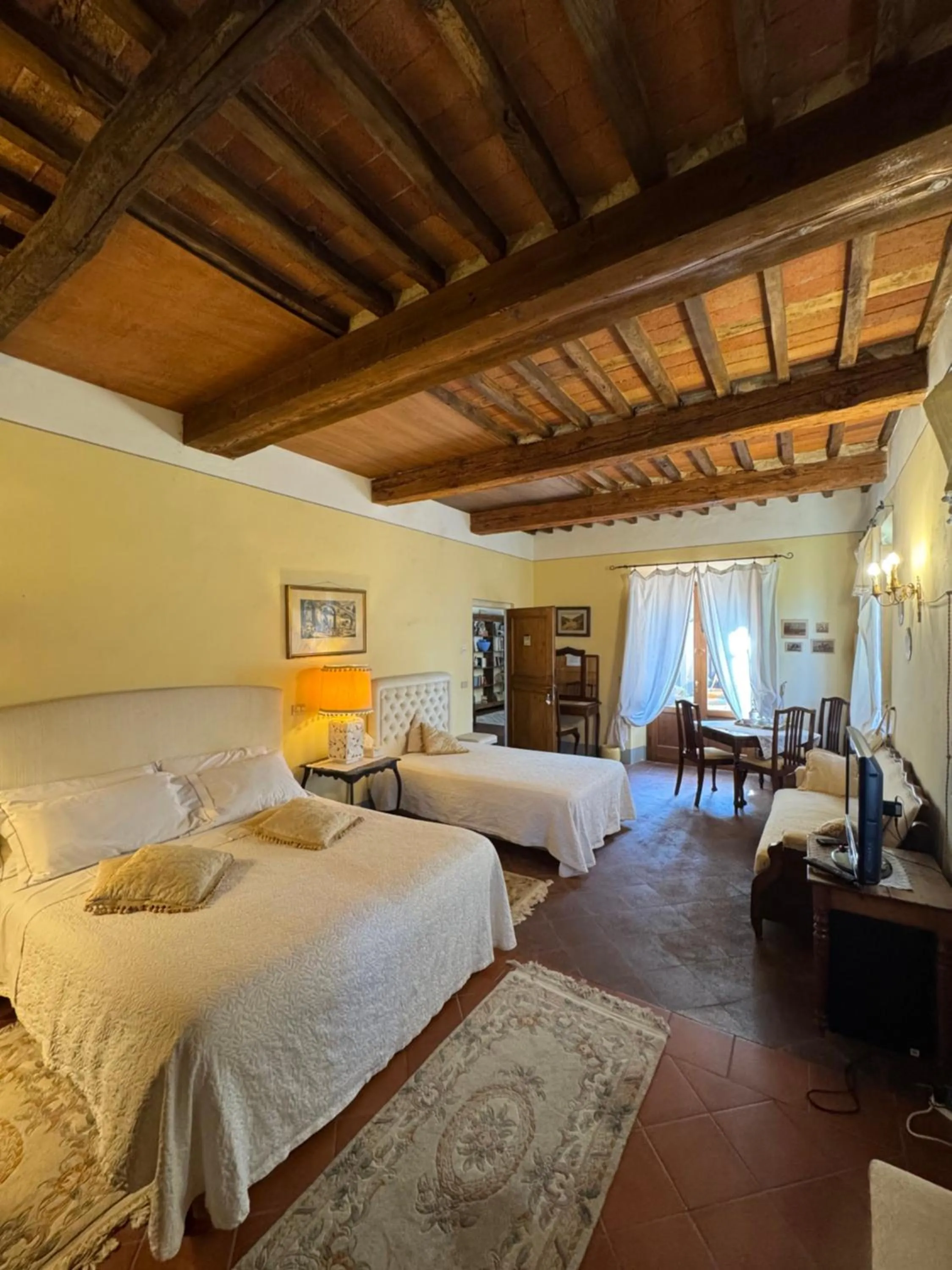 Bed in Villa La Dogana B&B di Charme - Historic Villa with a beautiful garden - private parking