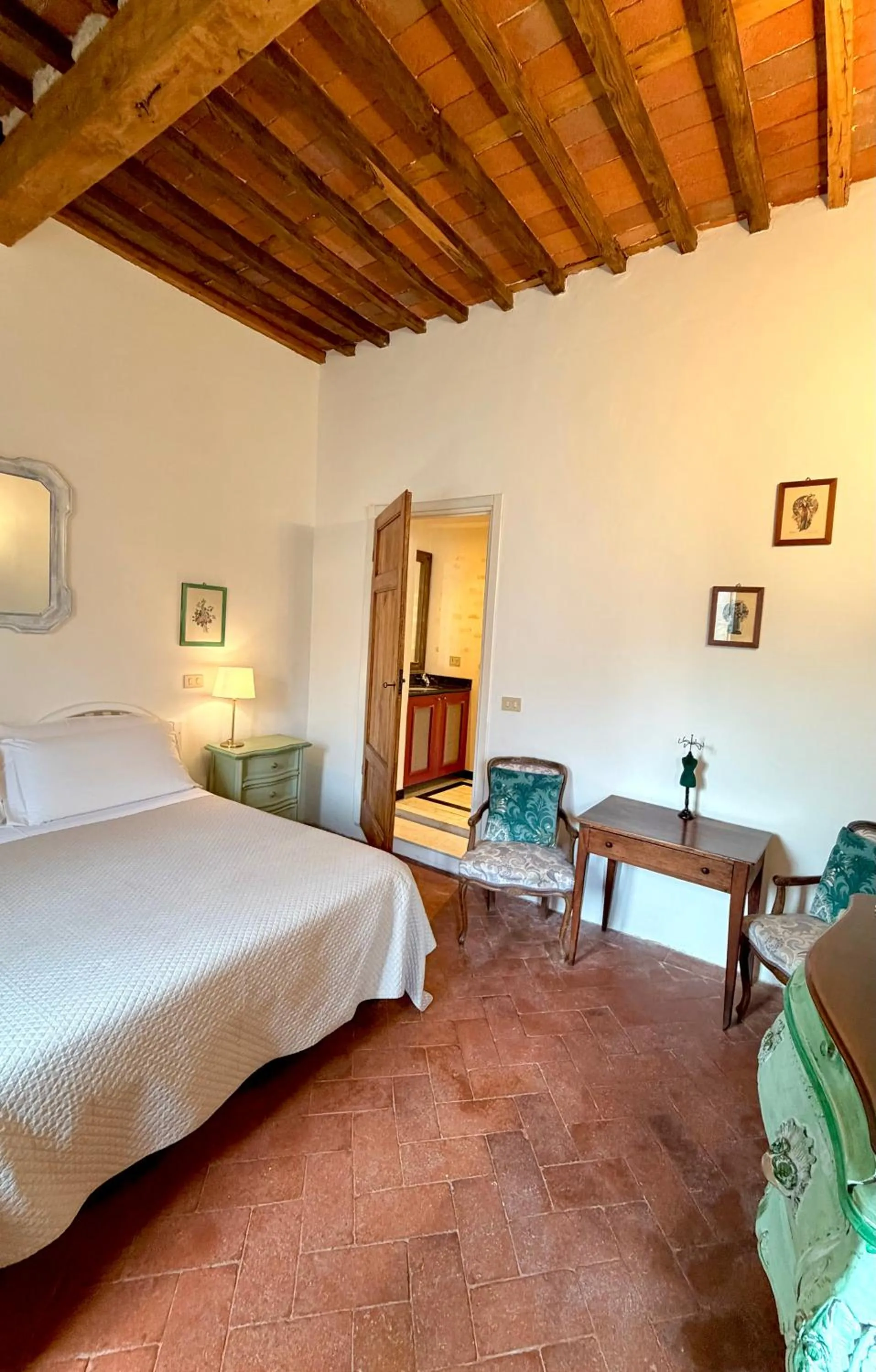 Bed in Villa La Dogana B&B di Charme - Historic Villa with a beautiful garden - private parking