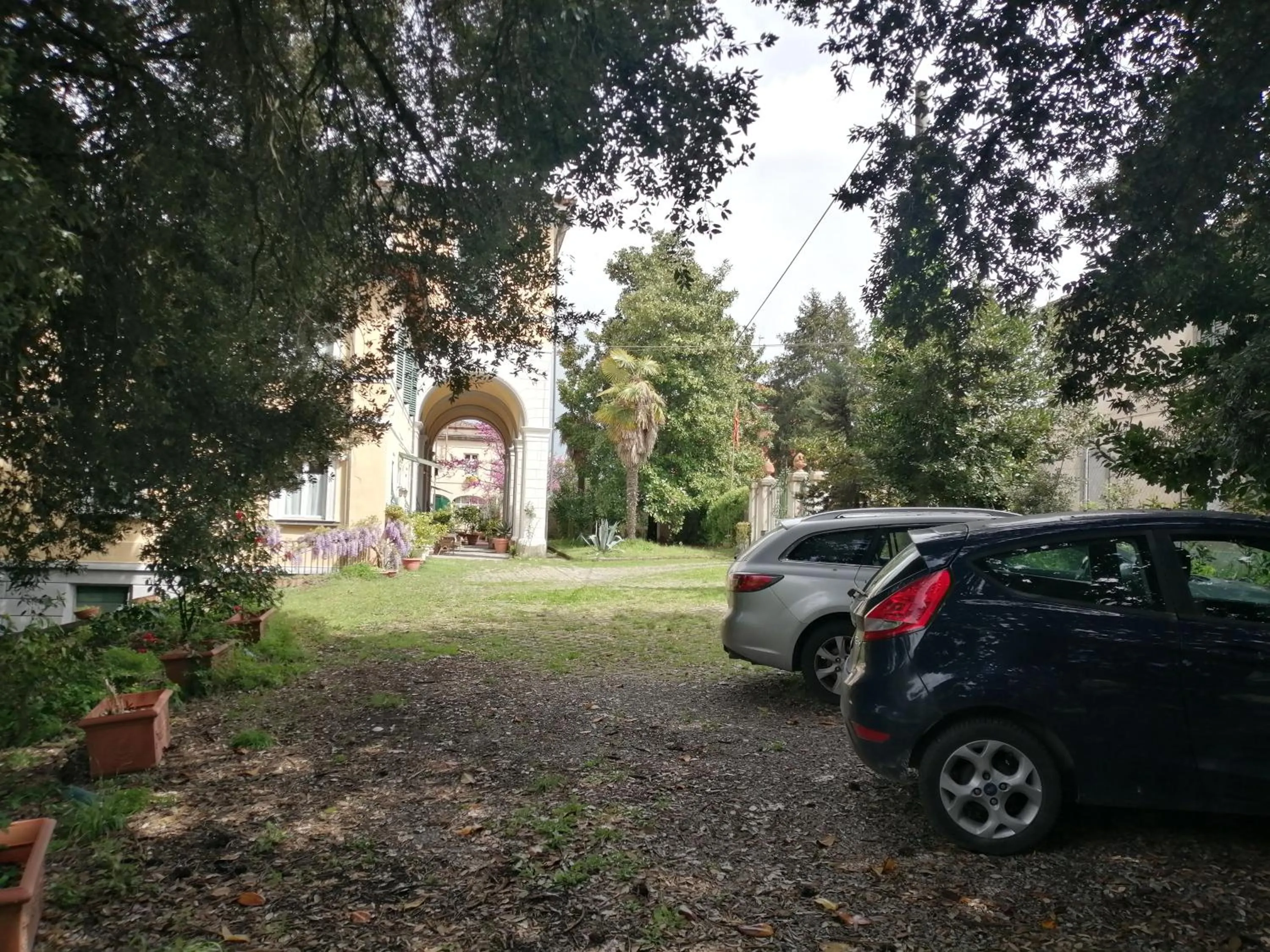 Parking in Villa La Dogana B&B di Charme - Historic Villa with a beautiful garden - private parking