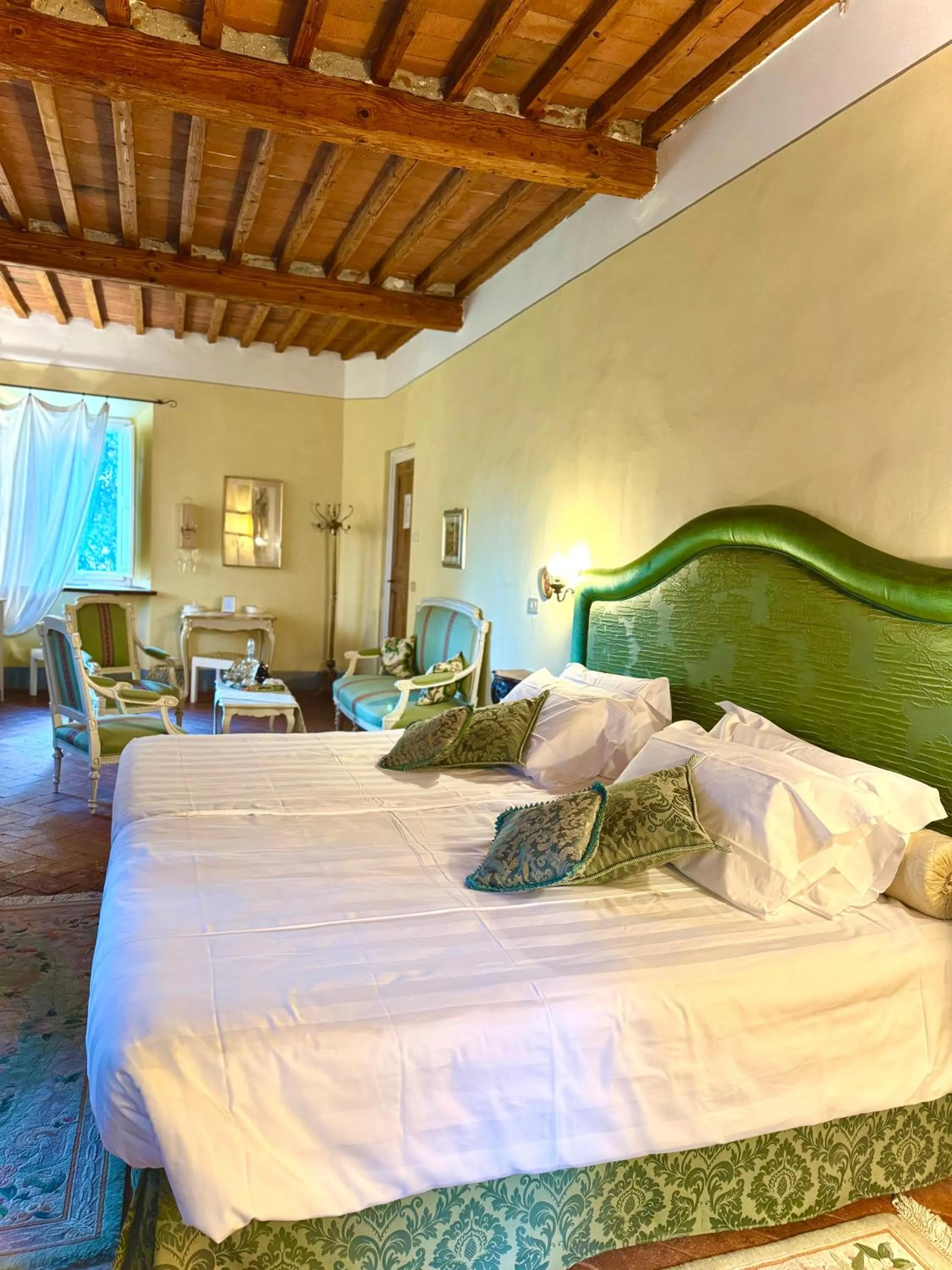 Bed in Villa La Dogana B&B di Charme - Historic Villa with a beautiful garden - private parking