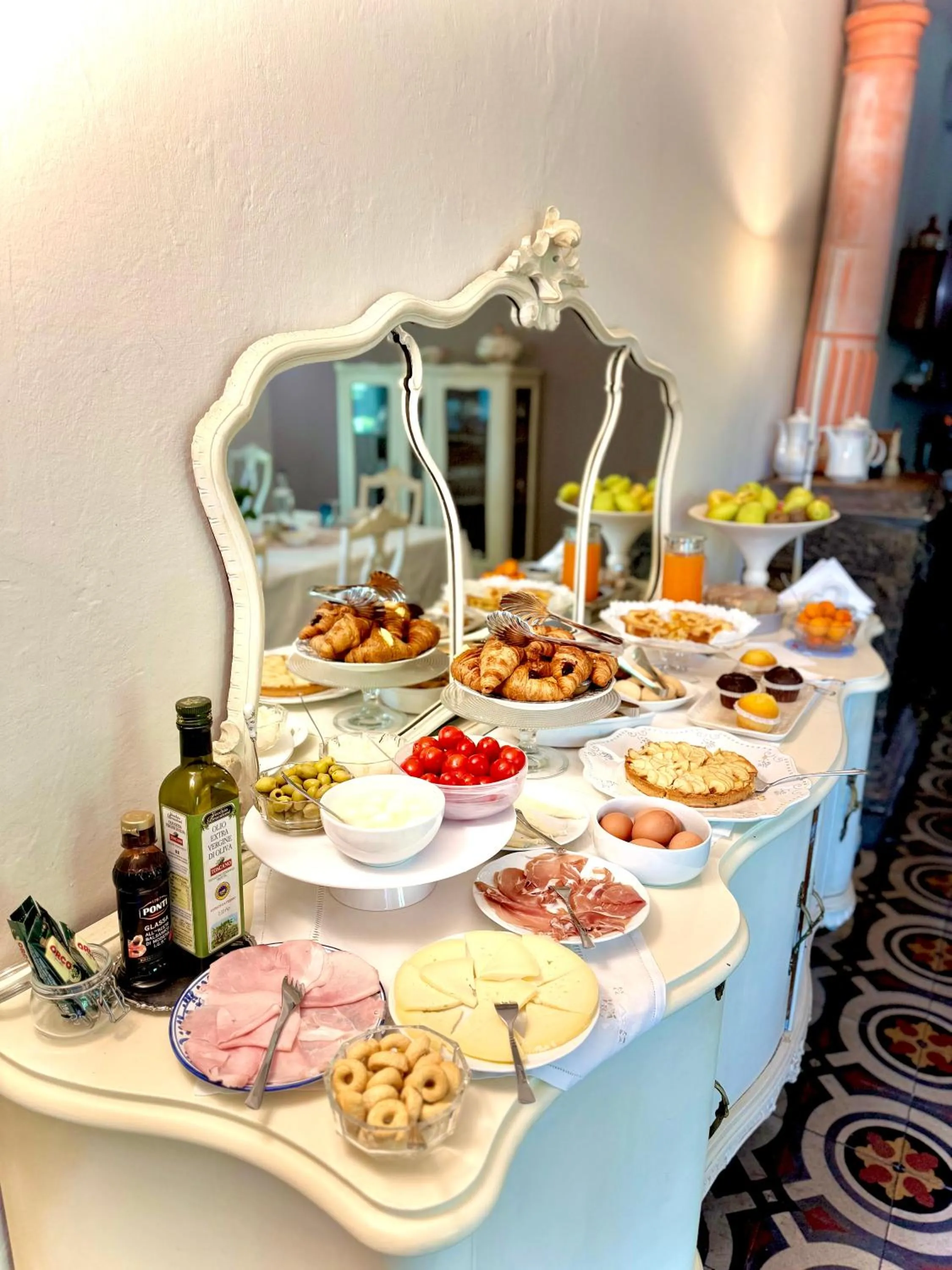 Food and drinks in Villa La Dogana B&B di Charme - Historic Villa with a beautiful garden - private parking