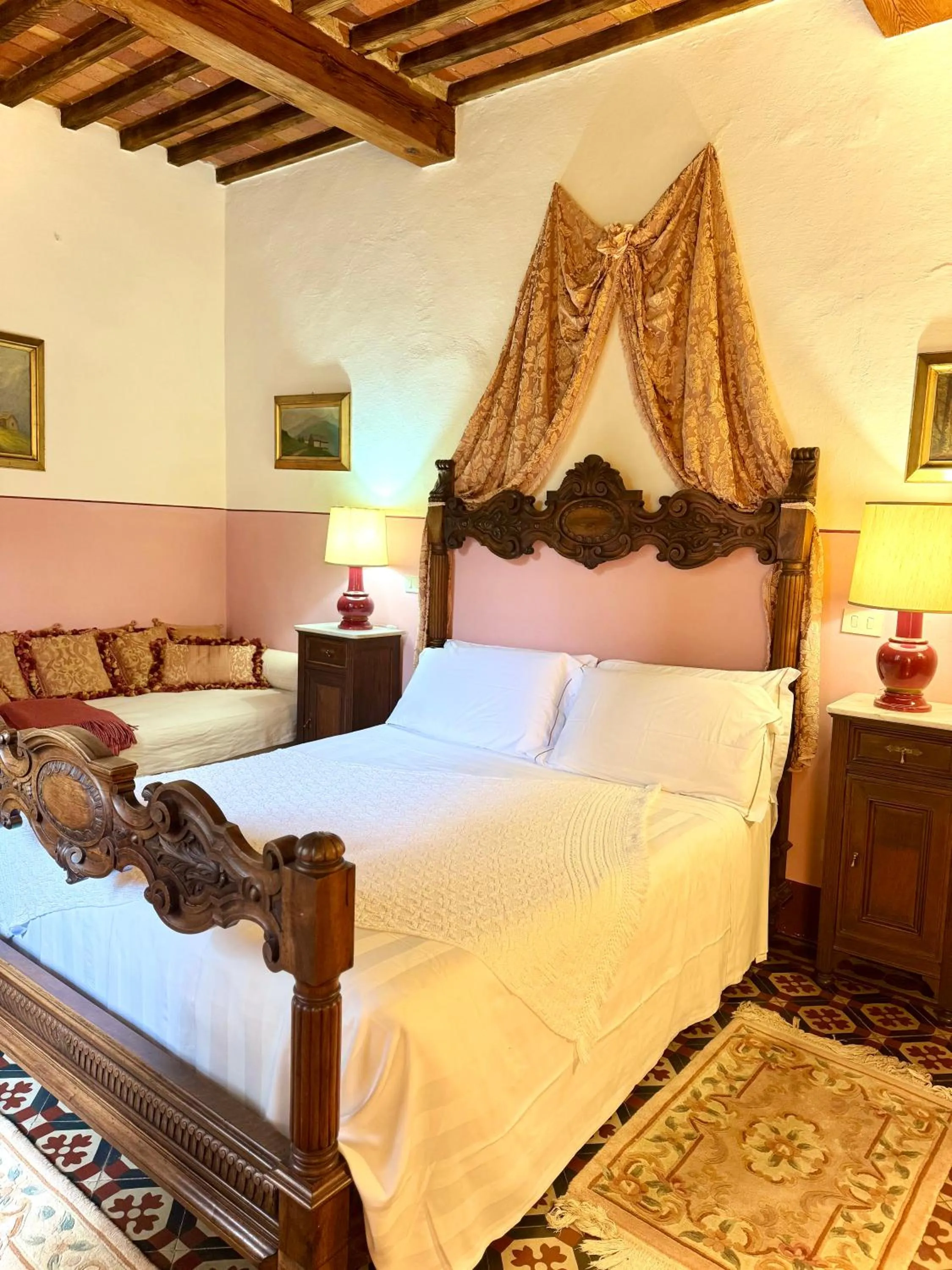 Bed in Villa La Dogana B&B di Charme - Historic Villa with a beautiful garden - private parking