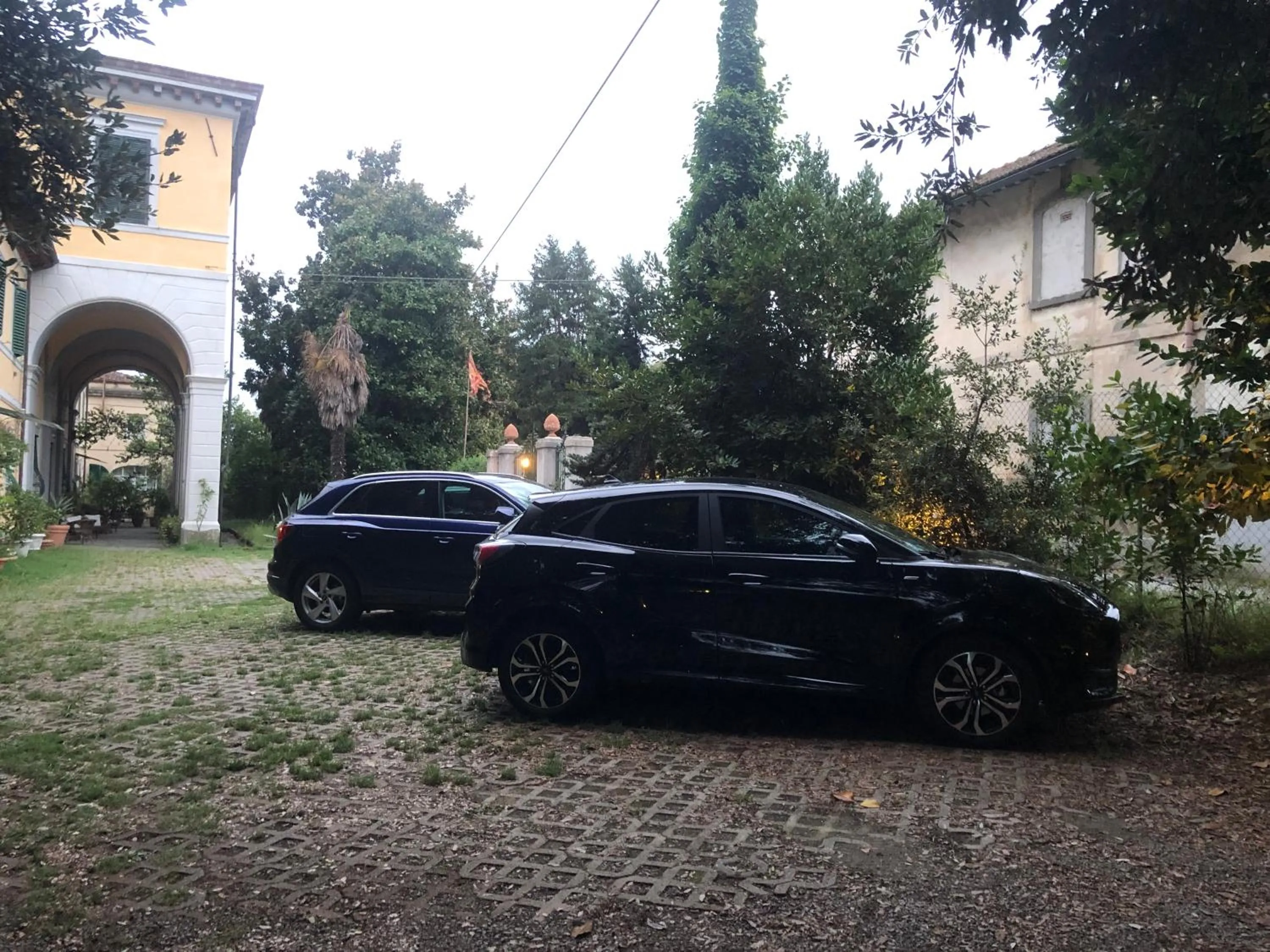 Parking in Villa La Dogana B&B di Charme - Historic Villa with a beautiful garden - private parking