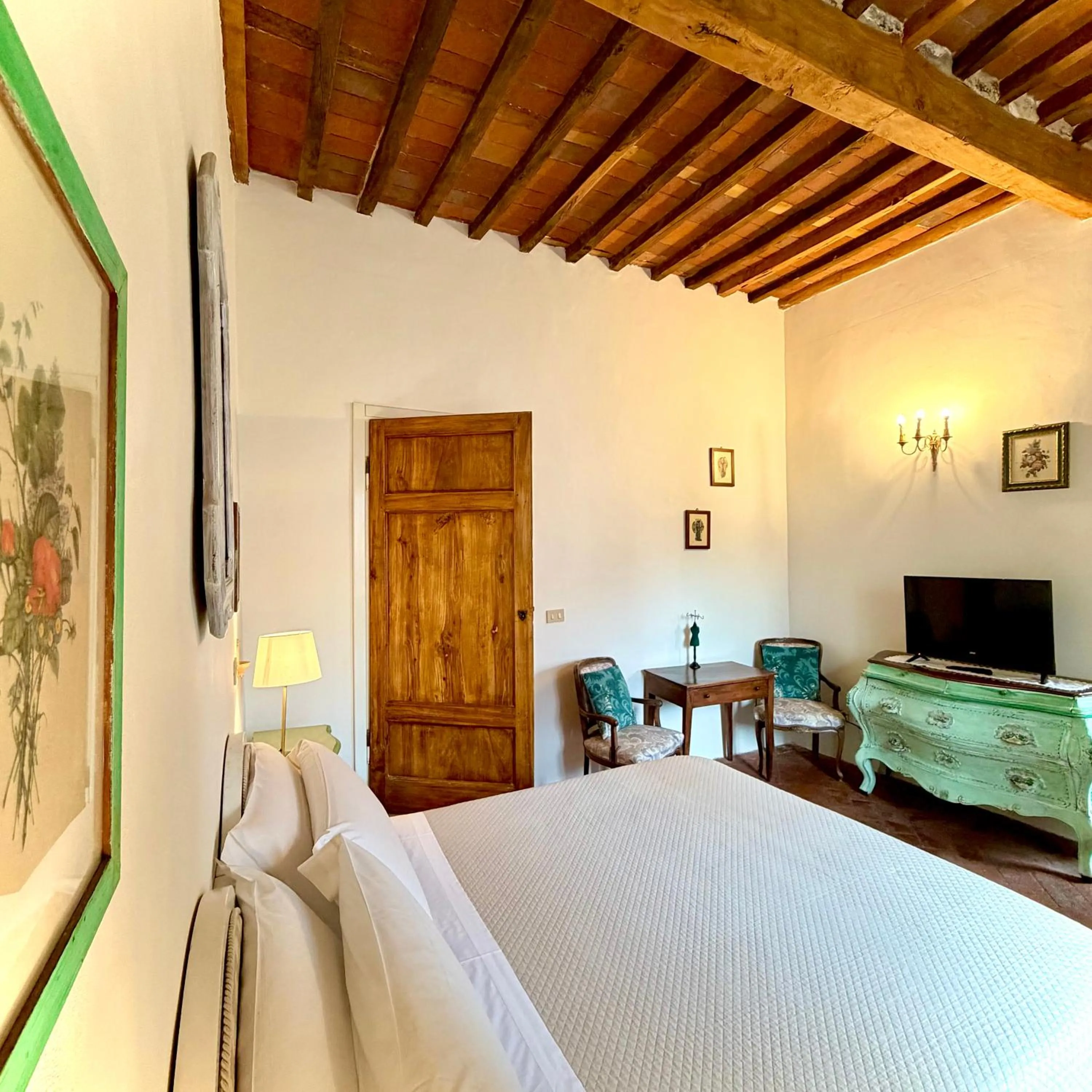 Bed in Villa La Dogana B&B di Charme - Historic Villa with a beautiful garden - private parking