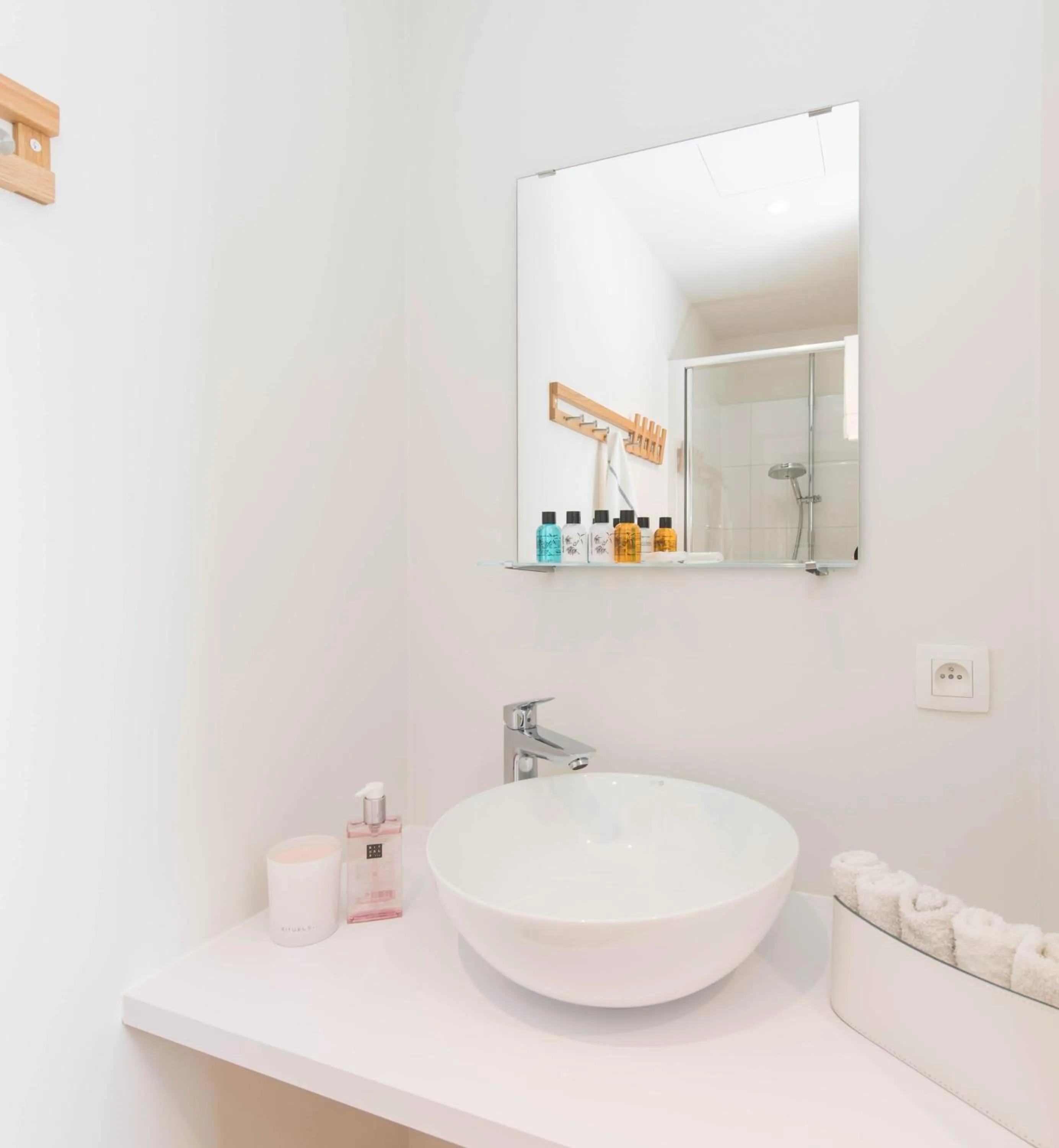 Shower in Fields of Ellis