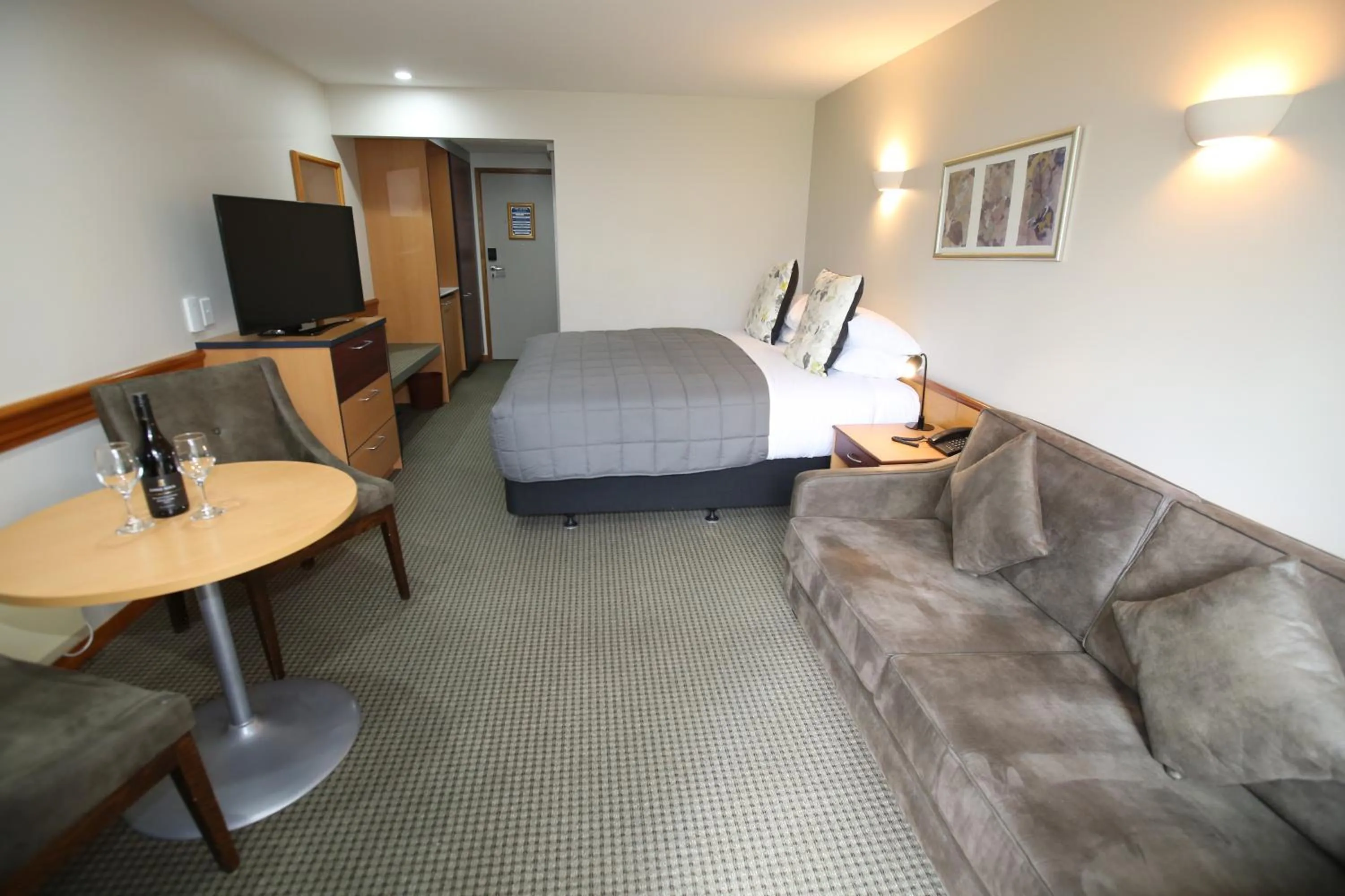 TV and multimedia, Bed in Dunedin Leisure Lodge - Distinction