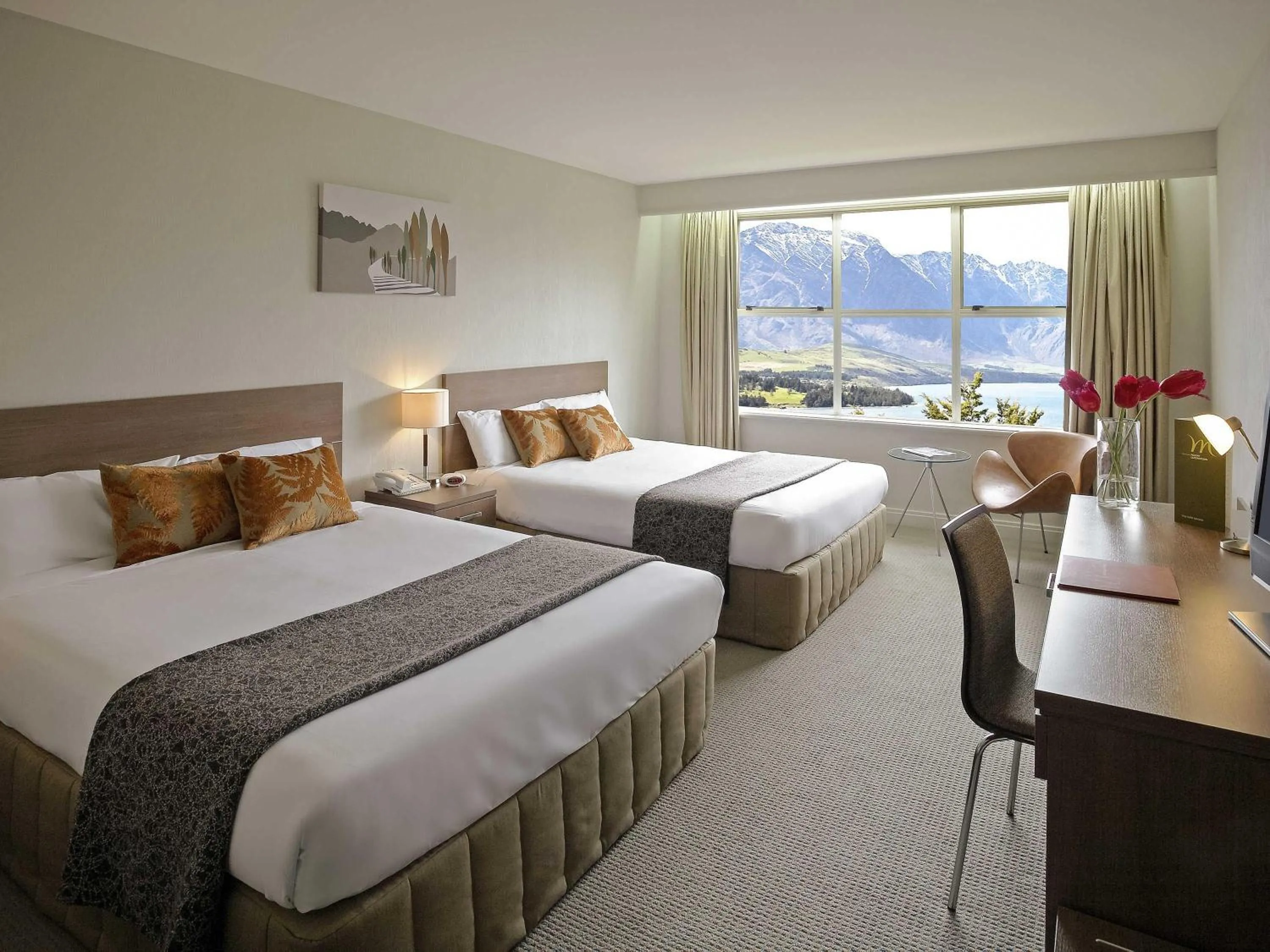 Bedroom, Bed in Mercure Queenstown Resort