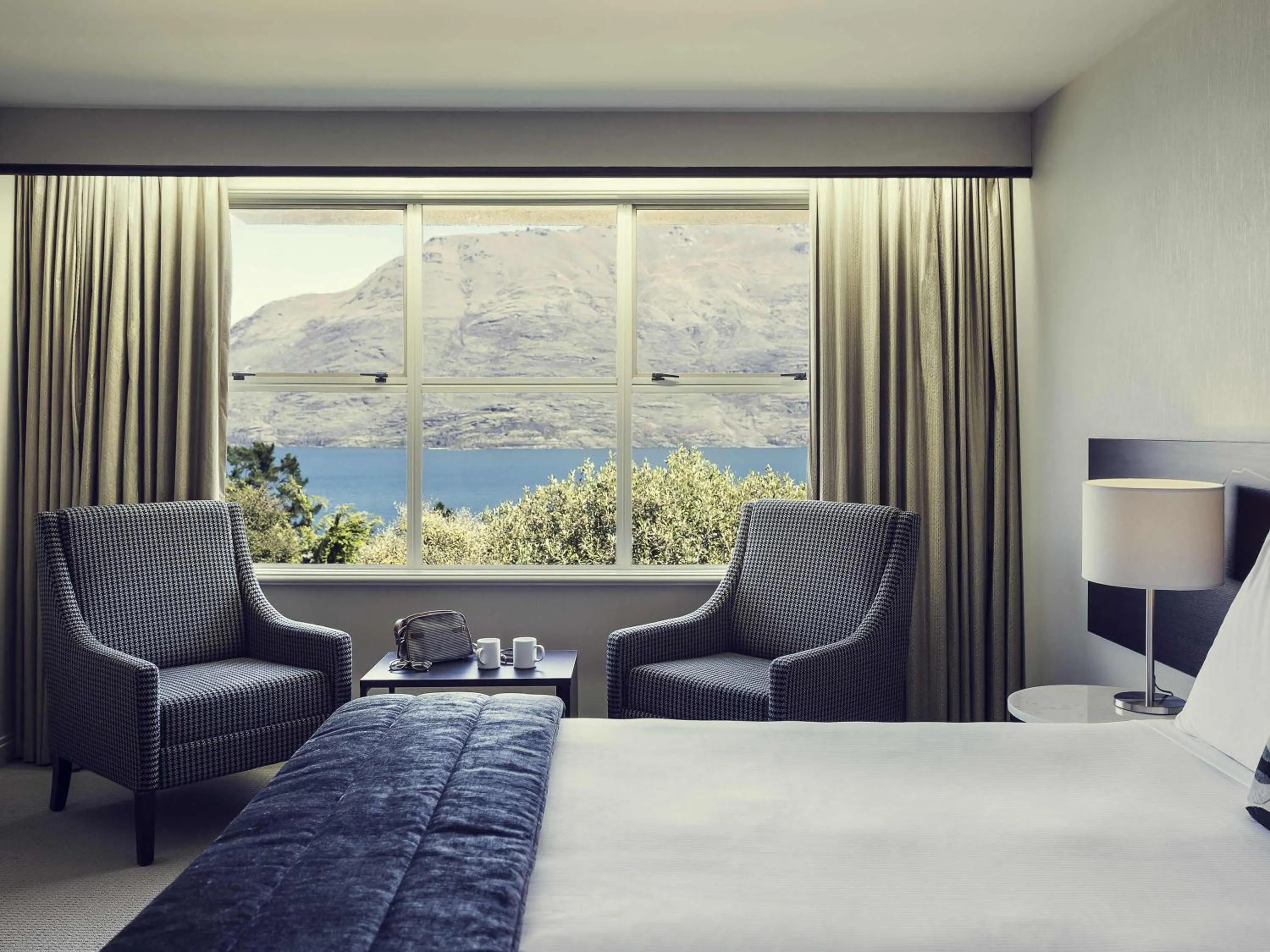 Bedroom, Bed in Mercure Queenstown Resort