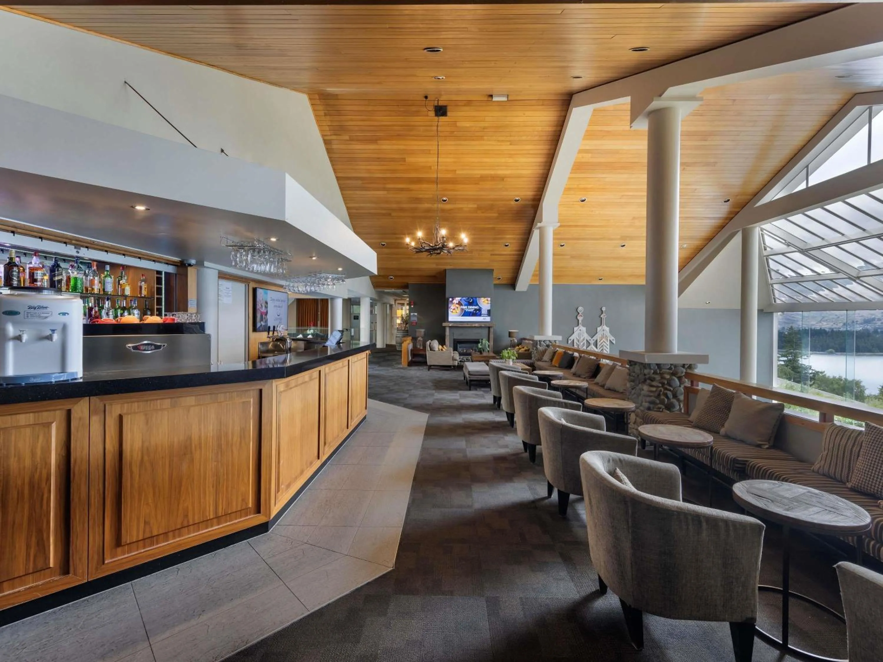 Lounge or bar in Mercure Queenstown Resort