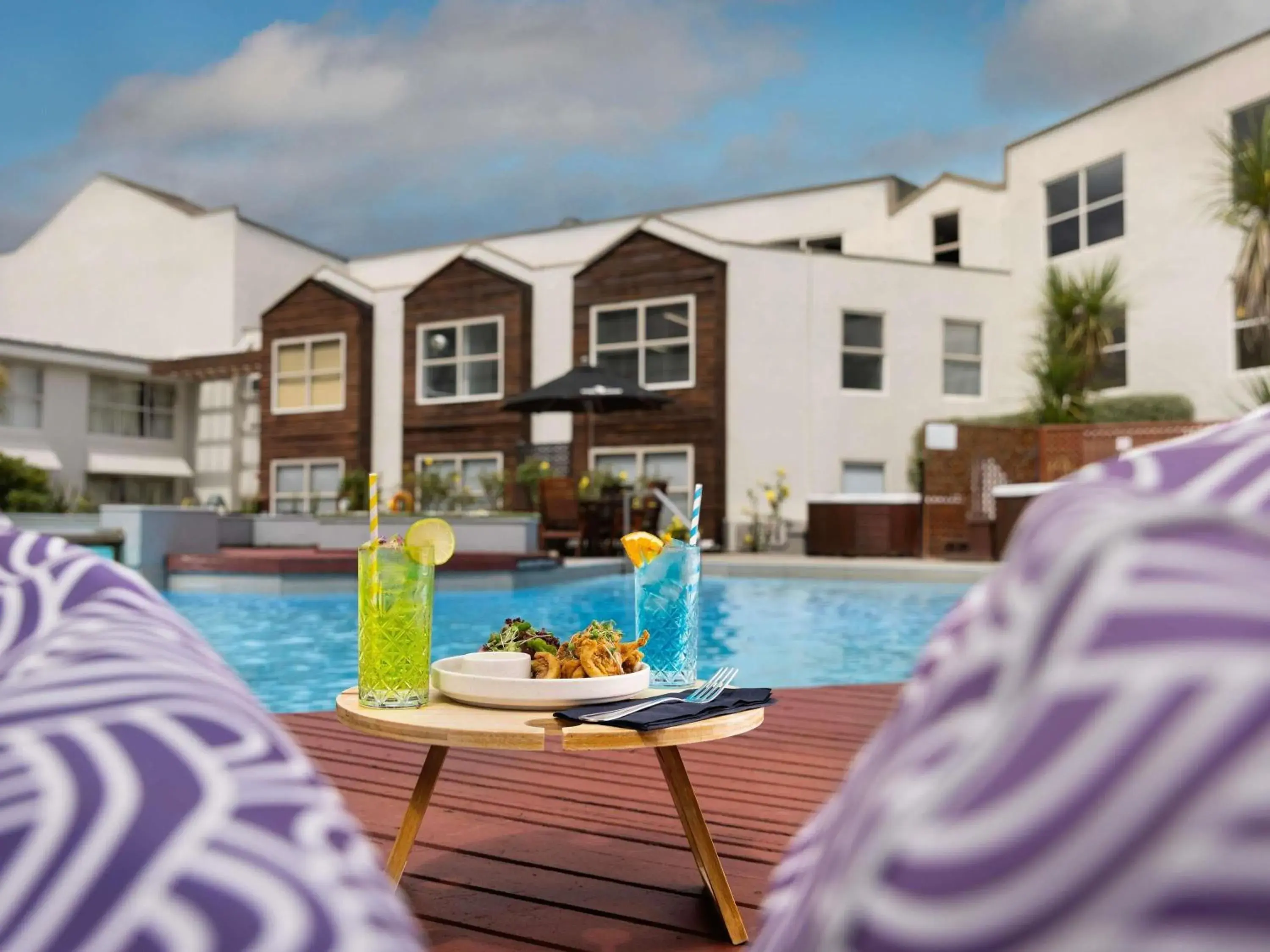 Pool view in Mercure Queenstown Resort Pool view in Mercure Queenstown Resort