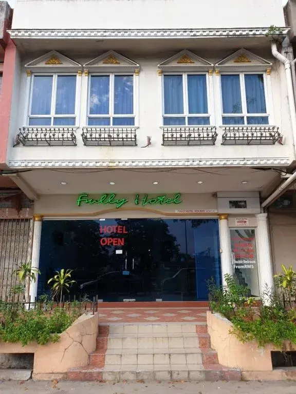 Facade/entrance in FULLY HOTEL JOHOR JAYA Facade/entrance in FULLY HOTEL JOHOR JAYA