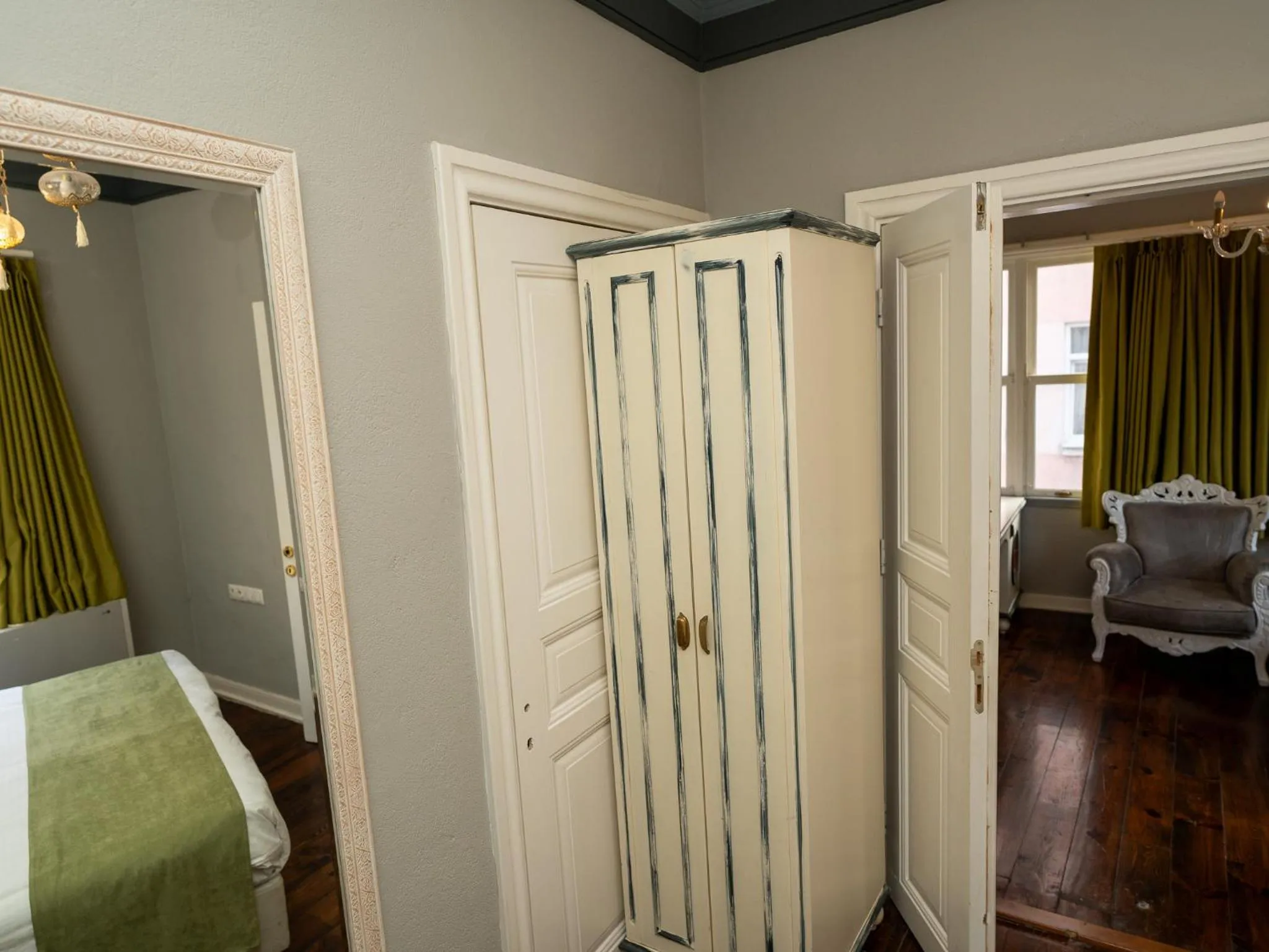 Photo of the whole room in Best Pasaport Pier Otel Kadıköy