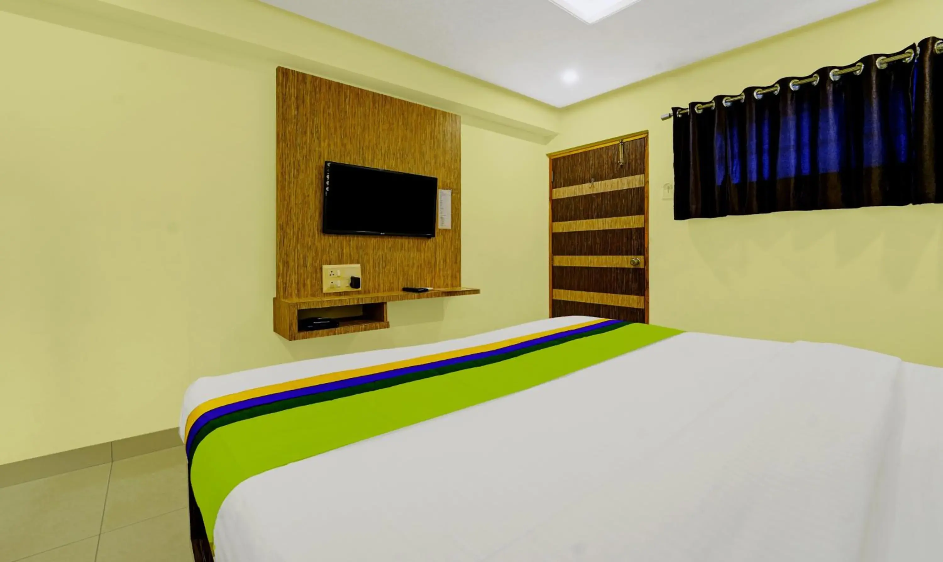 Bedroom, Bed in Treebo Surya Comforts, 200 Mtrs From Kolhapur Railway Station Bedroom, Bed in Treebo Surya Comforts, 200 Mtrs From Kolhapur Railway Station