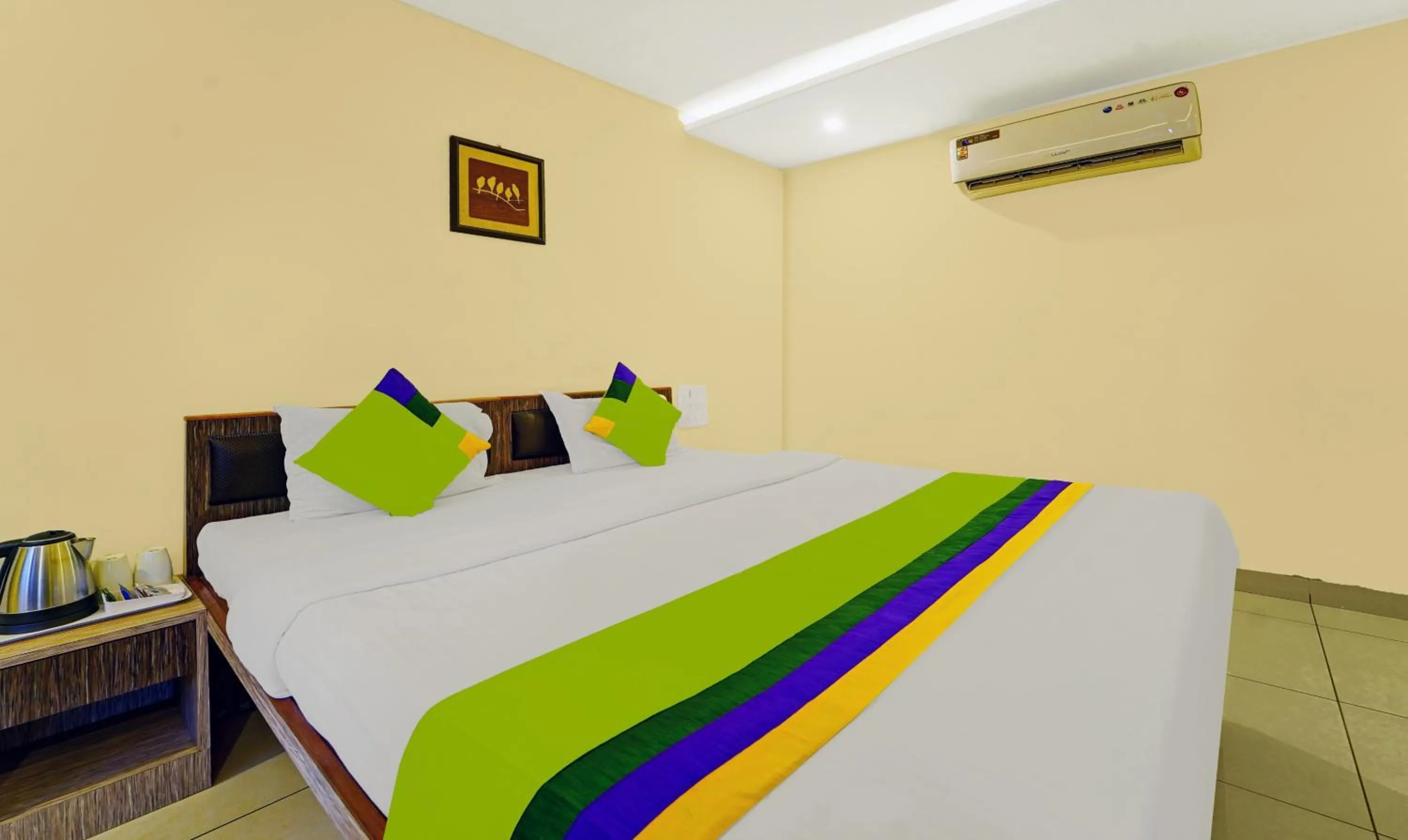 Bedroom, Bed in Treebo Surya Comforts, 200 Mtrs From Kolhapur Railway Station