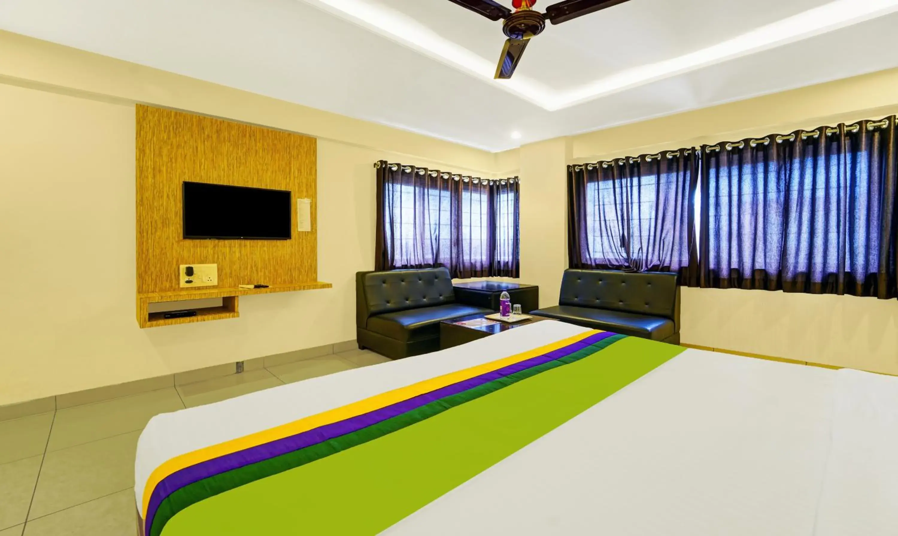 Bedroom, Bed in Treebo Surya Comforts, 200 Mtrs From Kolhapur Railway Station Bedroom, Bed in Treebo Surya Comforts, 200 Mtrs From Kolhapur Railway Station