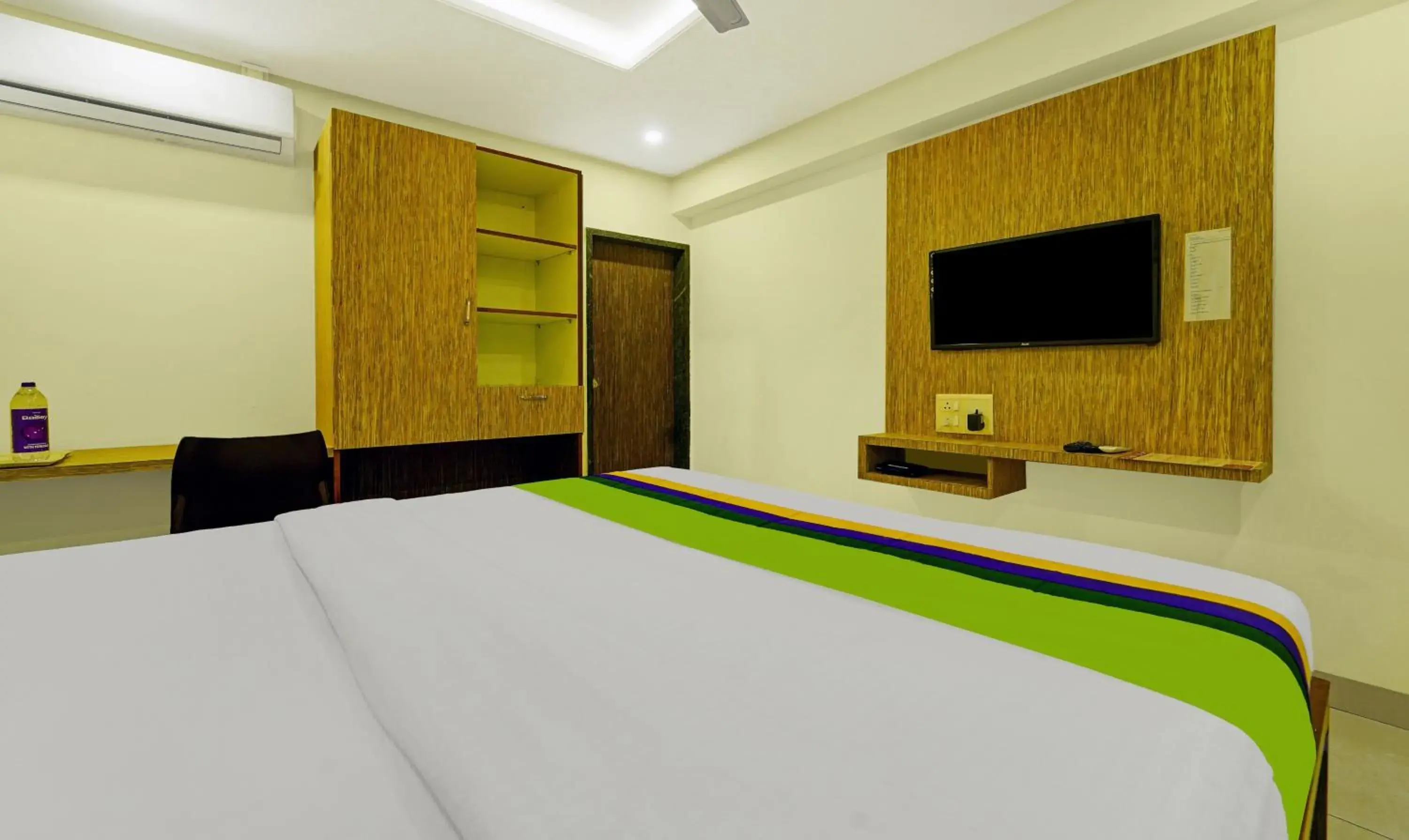 Bedroom, Bed in Treebo Surya Comforts, 200 Mtrs From Kolhapur Railway Station Bedroom, Bed in Treebo Surya Comforts, 200 Mtrs From Kolhapur Railway Station