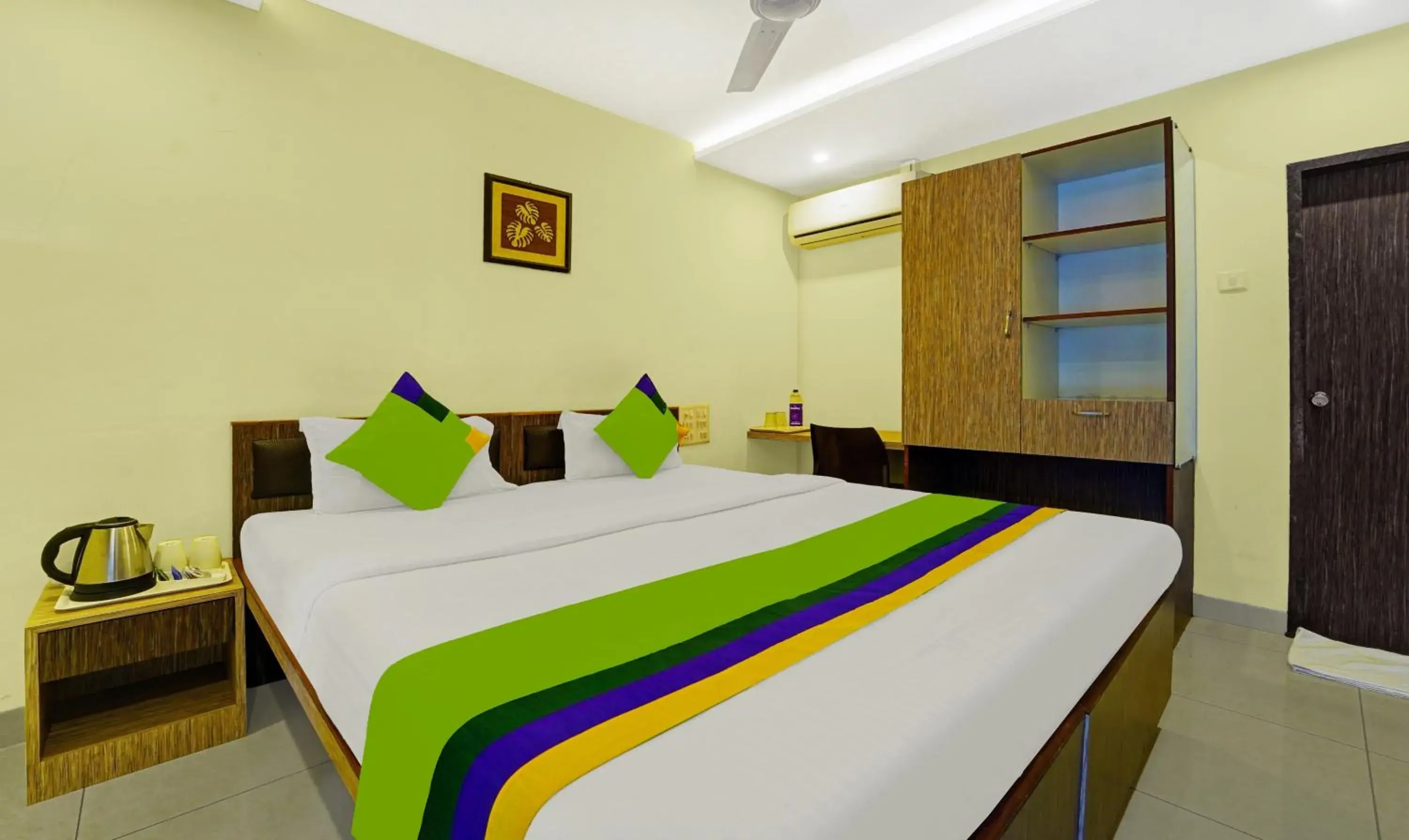 Bedroom, Bed in Treebo Surya Comforts, 200 Mtrs From Kolhapur Railway Station Bedroom, Bed in Treebo Surya Comforts, 200 Mtrs From Kolhapur Railway Station
