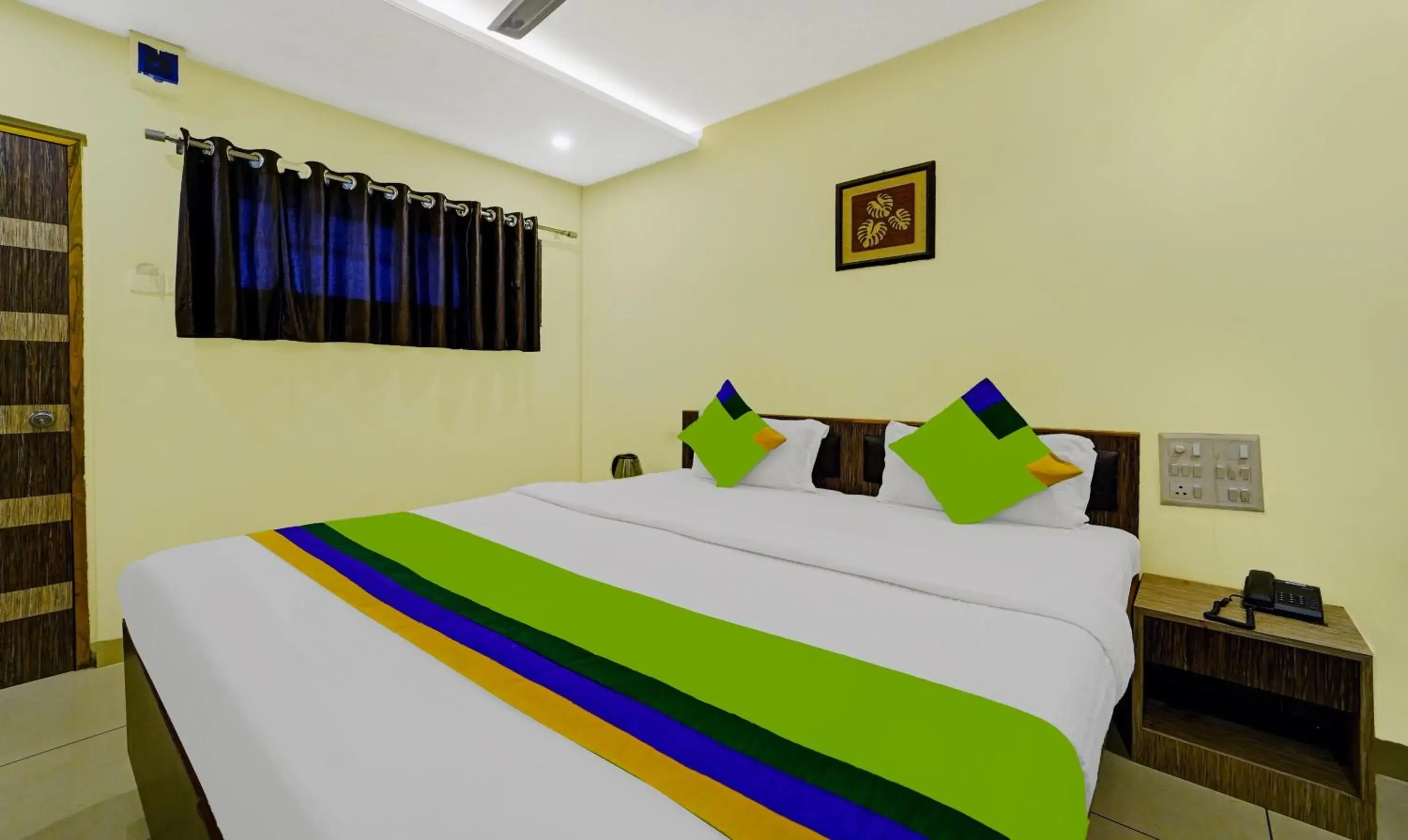 Bedroom, Bed in Treebo Surya Comforts, 200 Mtrs From Kolhapur Railway Station Bedroom, Bed in Treebo Surya Comforts, 200 Mtrs From Kolhapur Railway Station