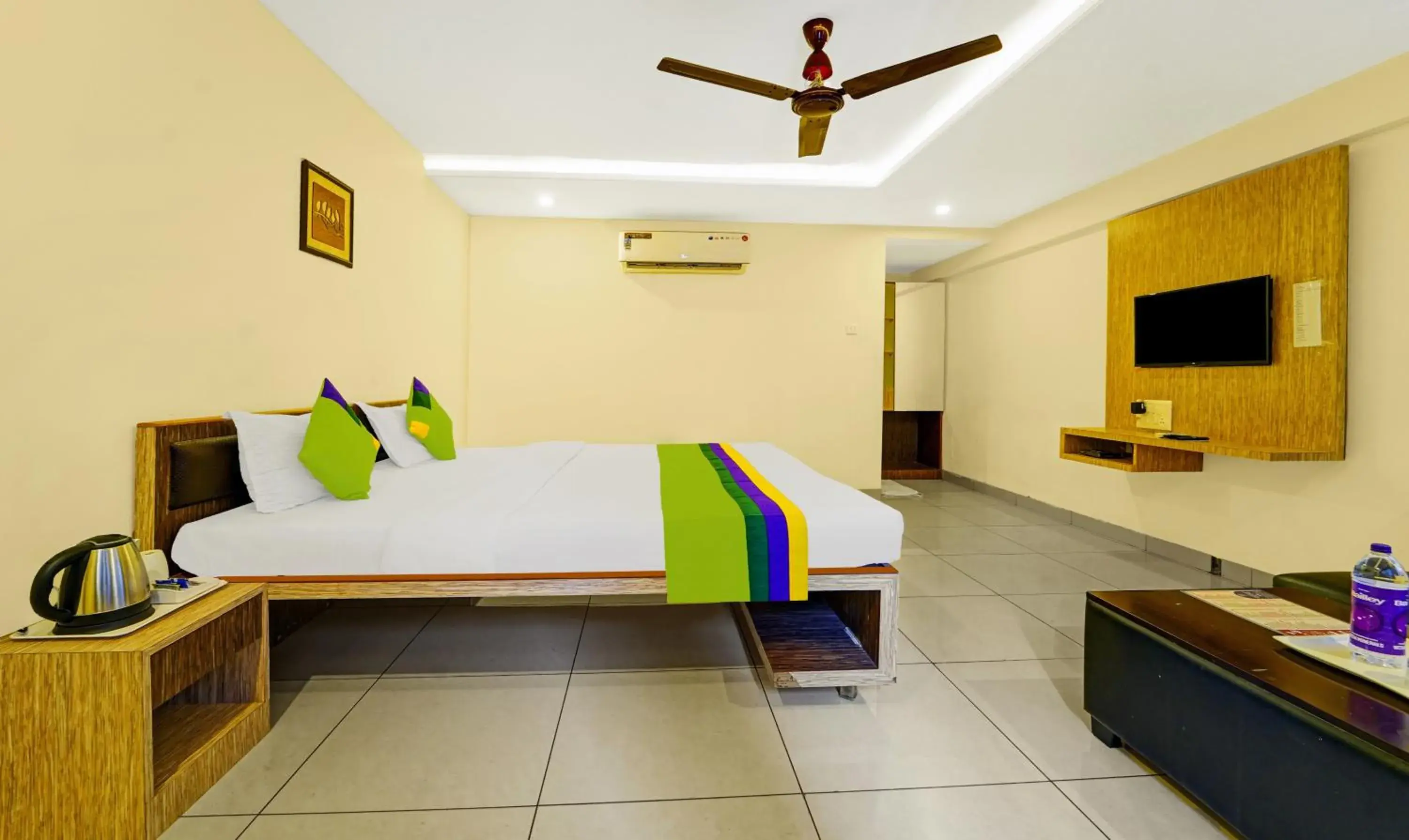 Bedroom, Bed in Treebo Surya Comforts, 200 Mtrs From Kolhapur Railway Station Bedroom, Bed in Treebo Surya Comforts, 200 Mtrs From Kolhapur Railway Station