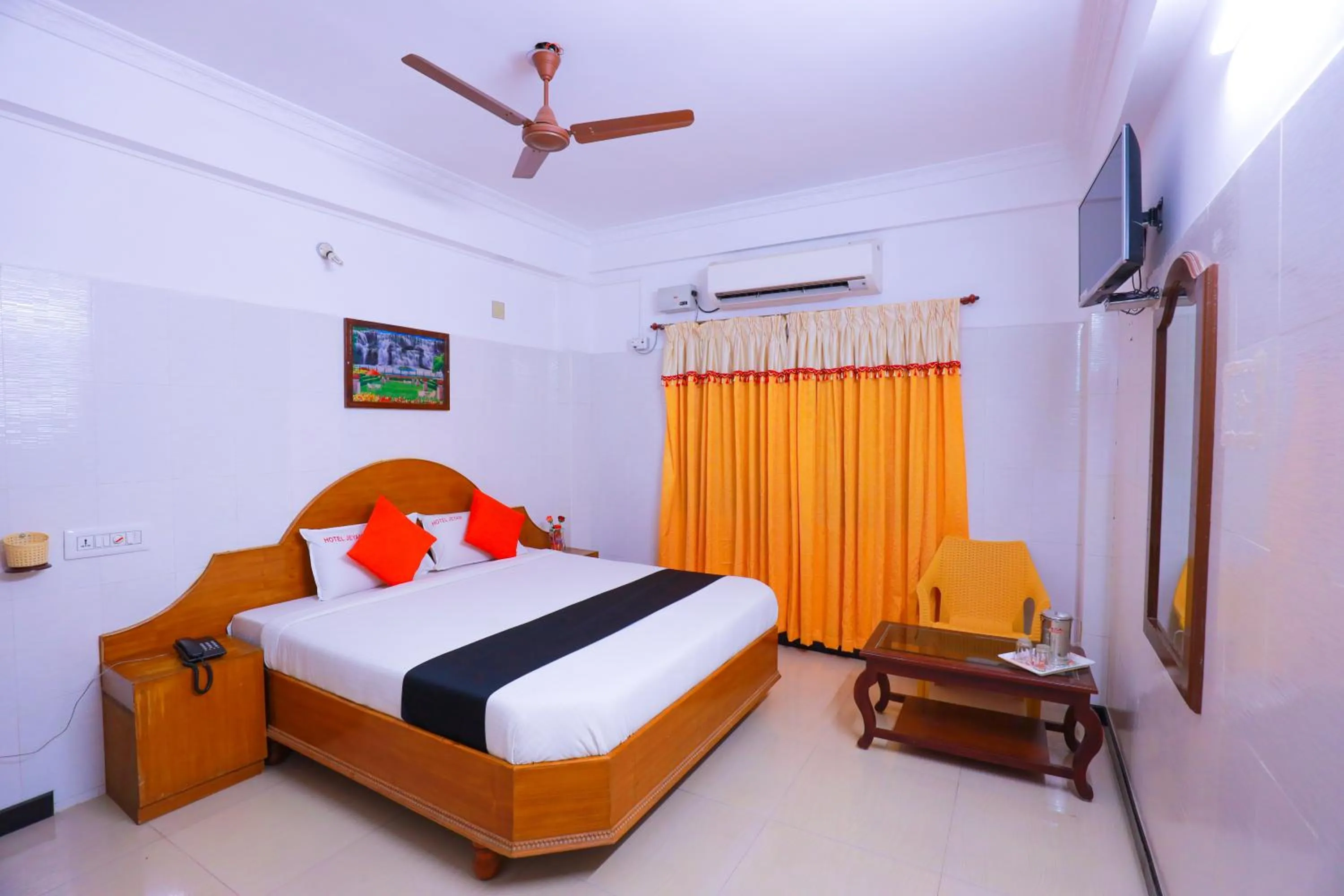 Bed in Hotel Jeyam