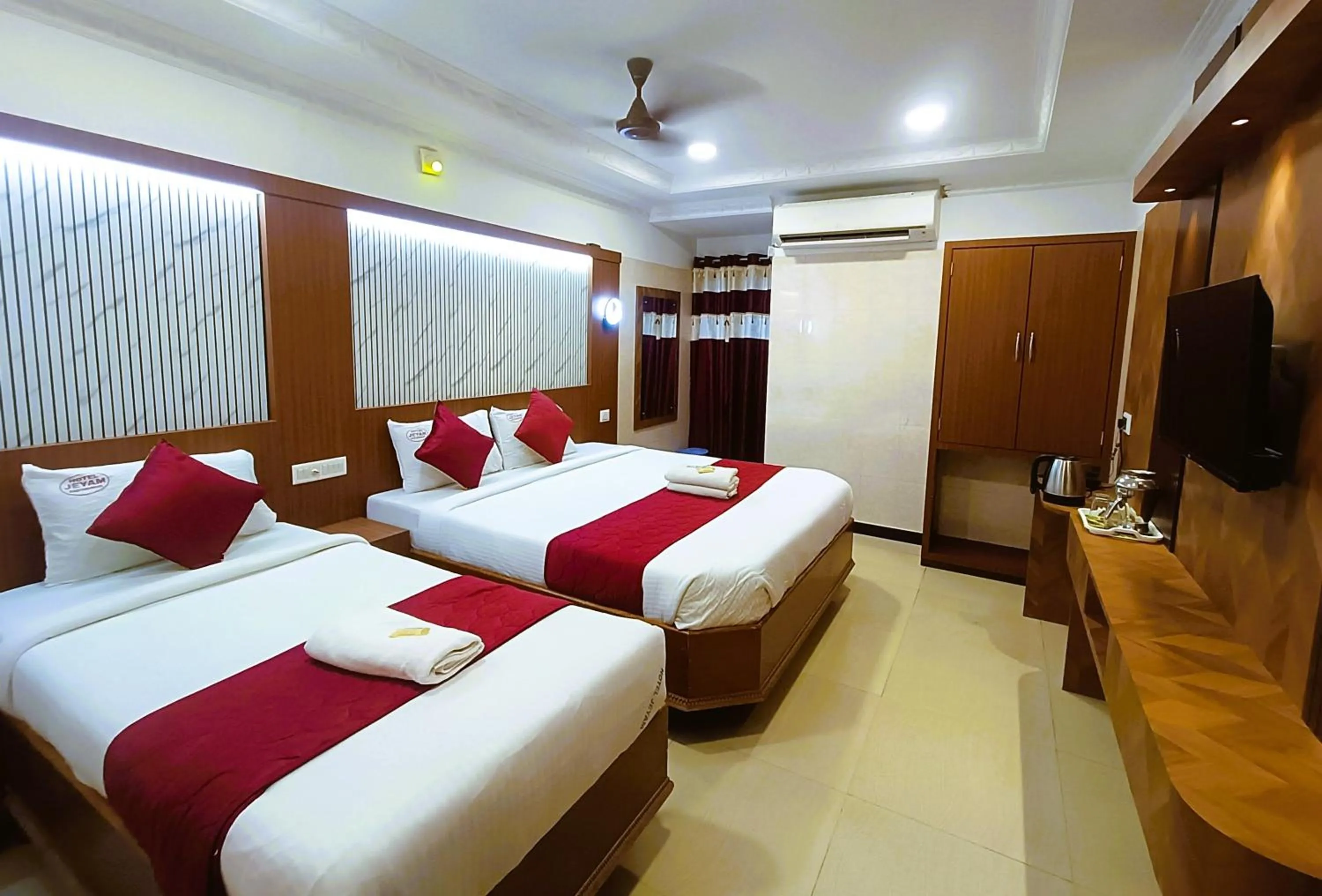 Photo of the whole room, Bed in Hotel Jeyam