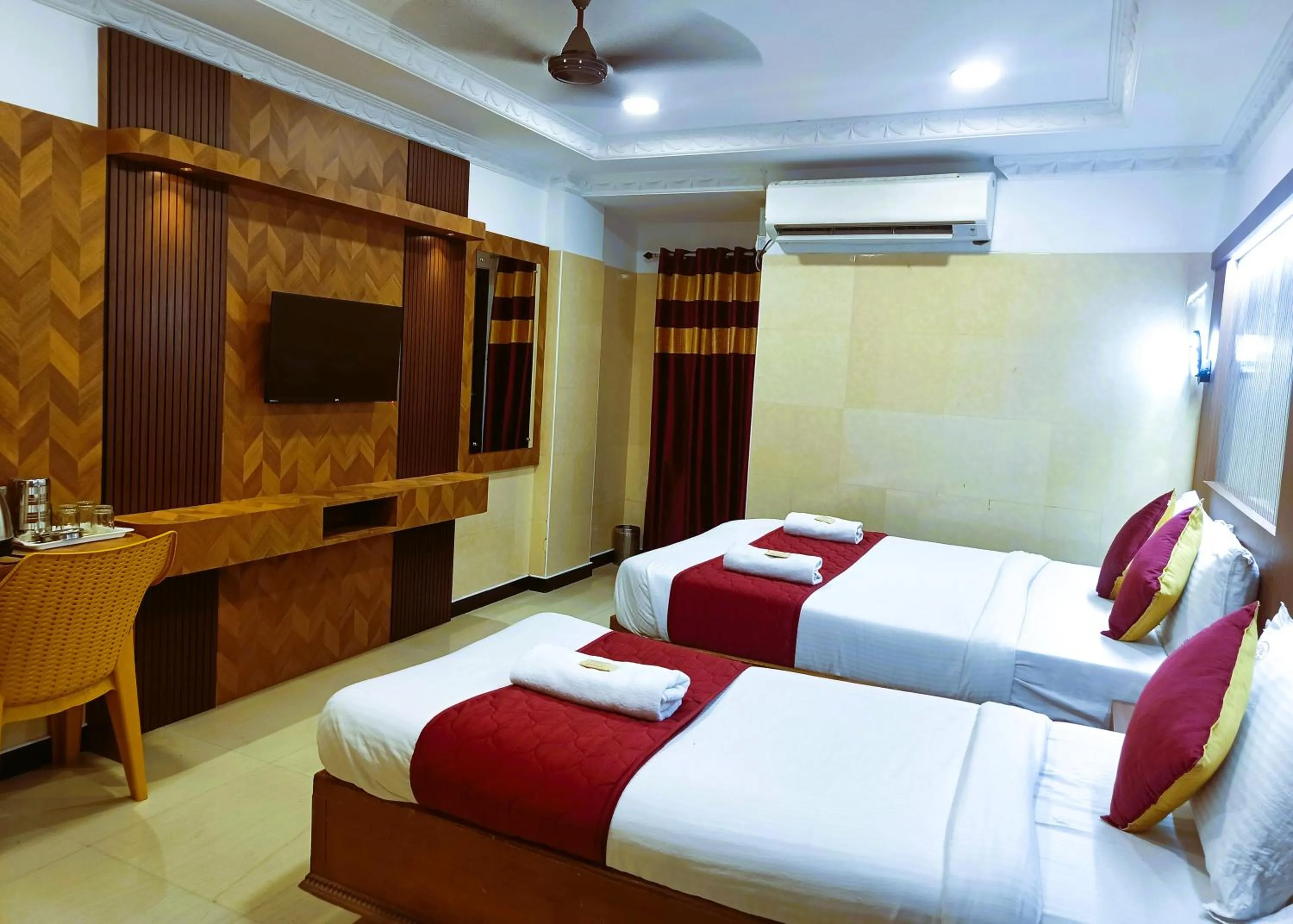 Photo of the whole room, Bed in Hotel Jeyam