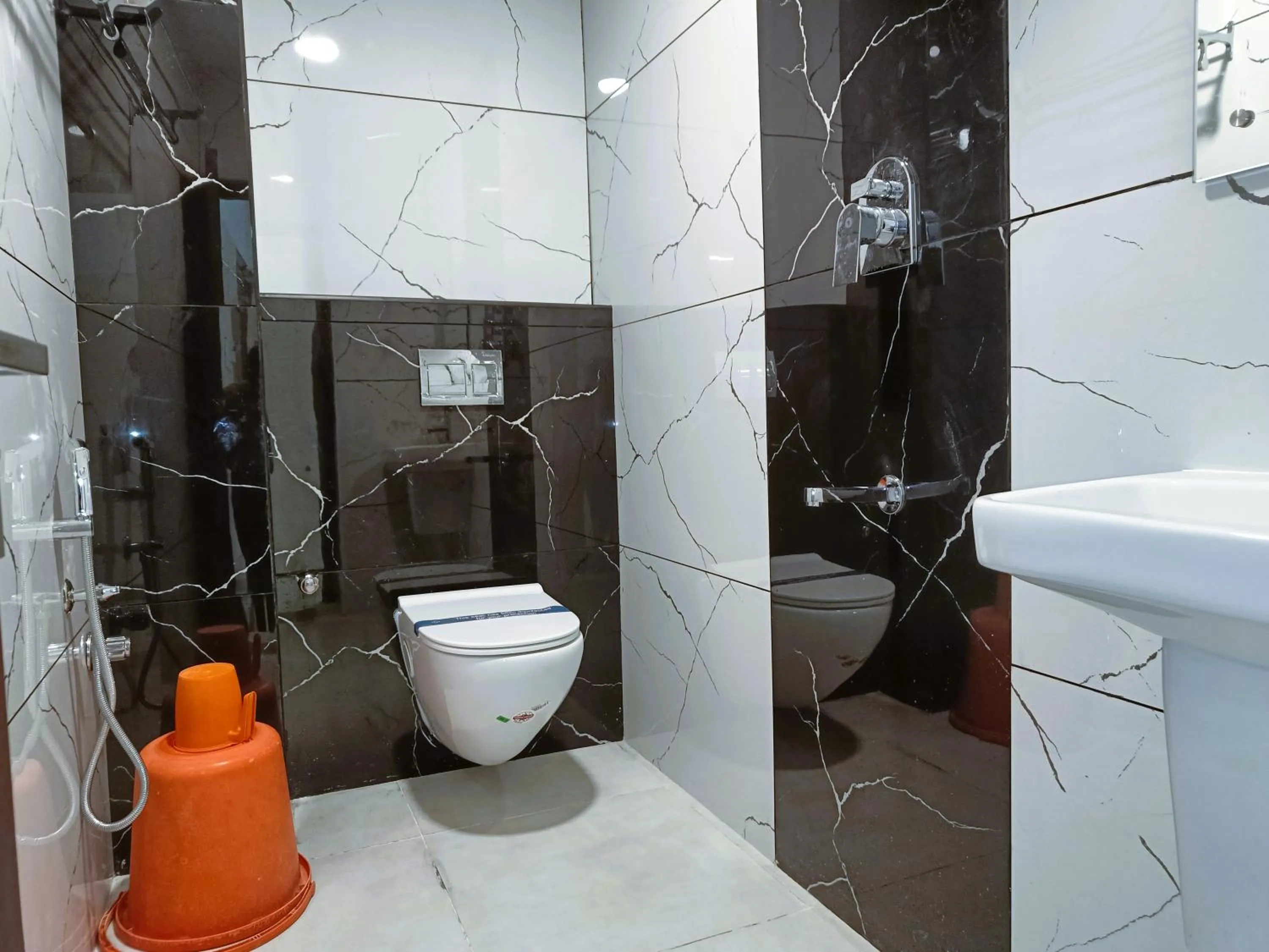 Bathroom in Hotel Jeyam