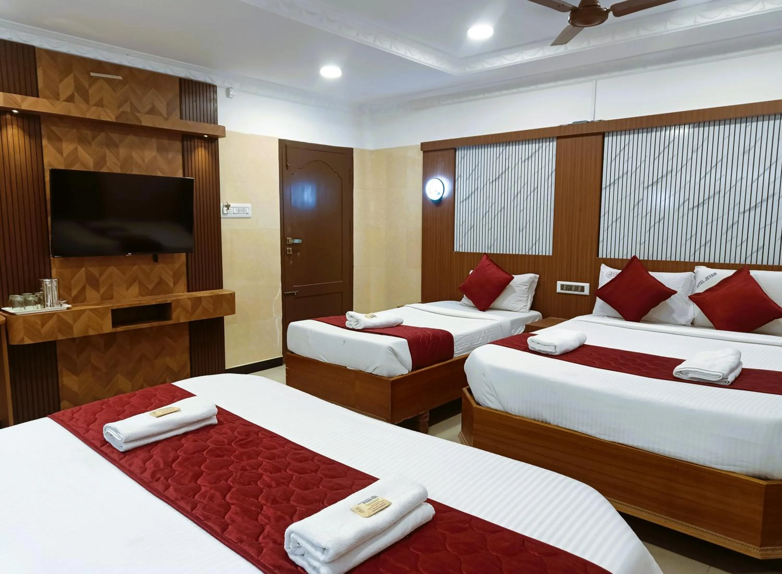 Photo of the whole room, Bed in Hotel Jeyam