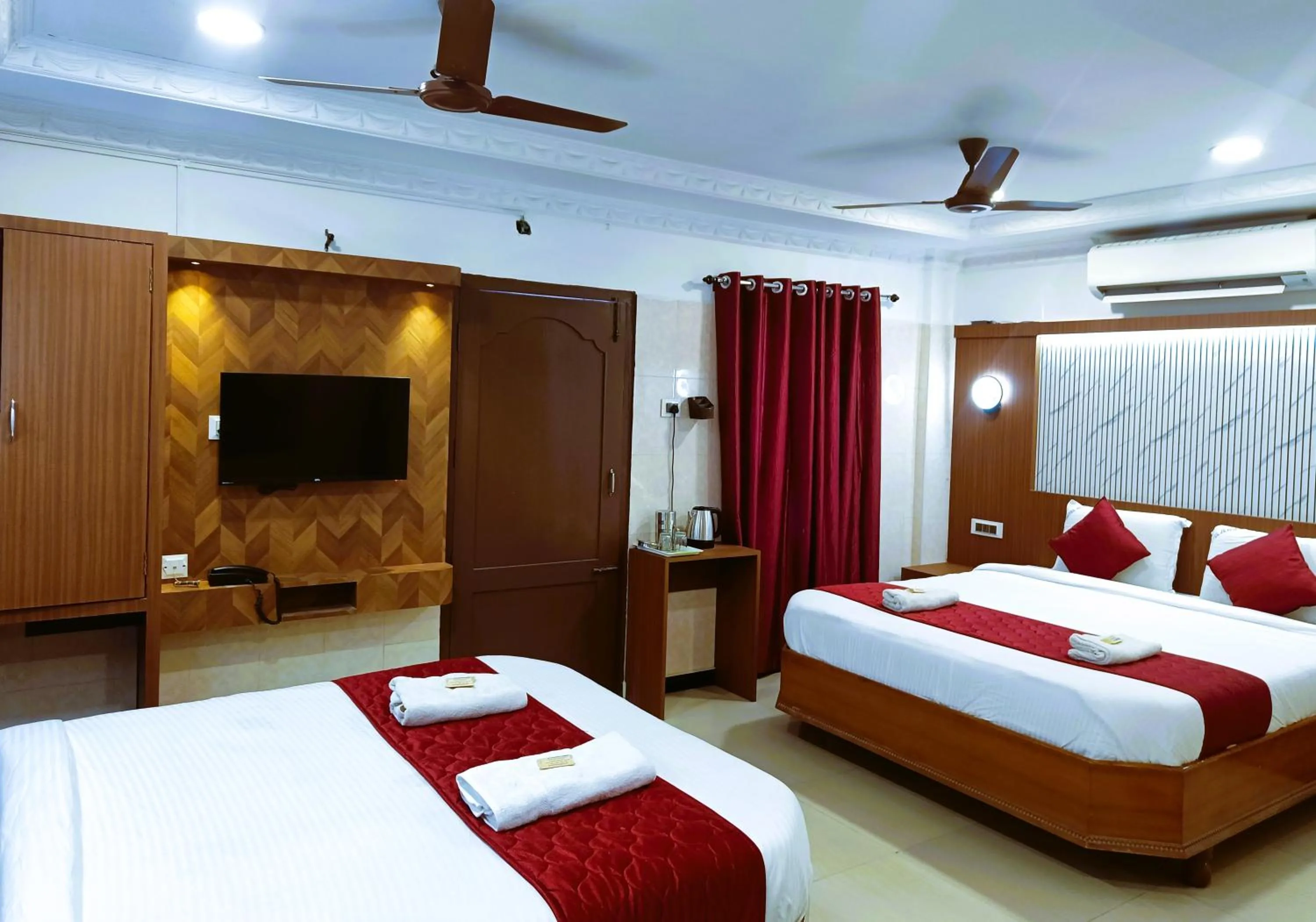 Photo of the whole room, Bed in Hotel Jeyam