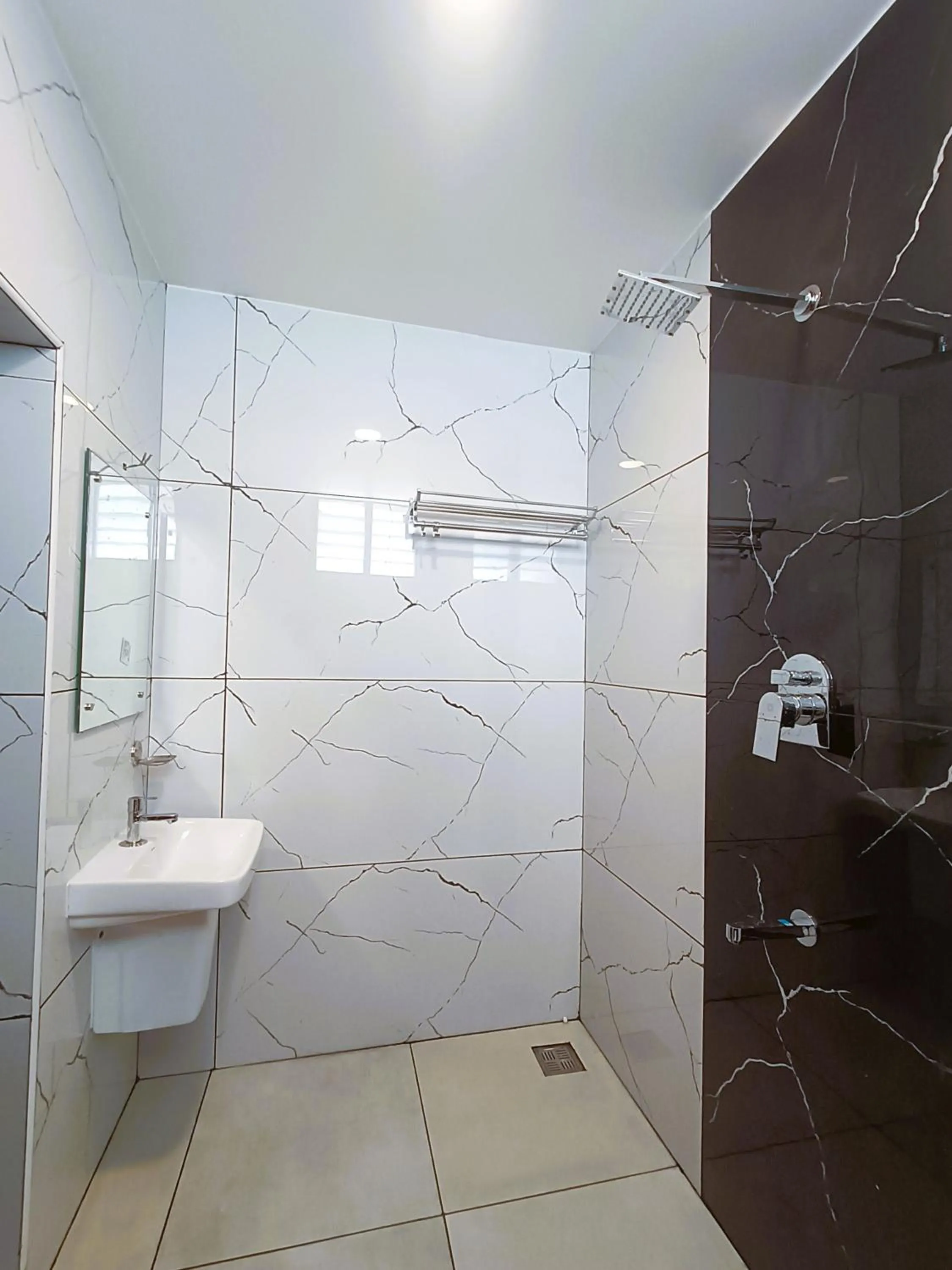 Bathroom in Hotel Jeyam