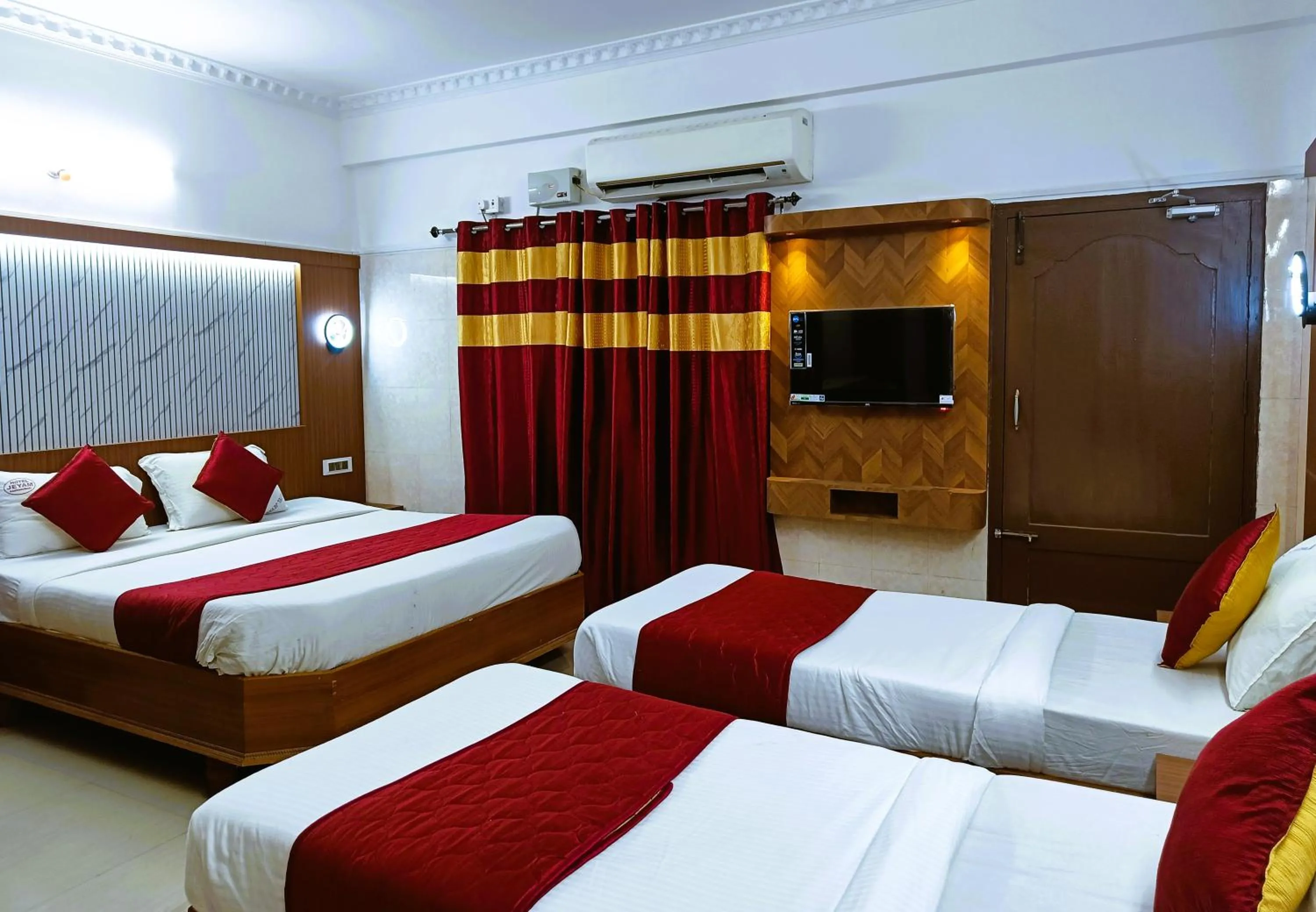 Photo of the whole room, Bed in Hotel Jeyam