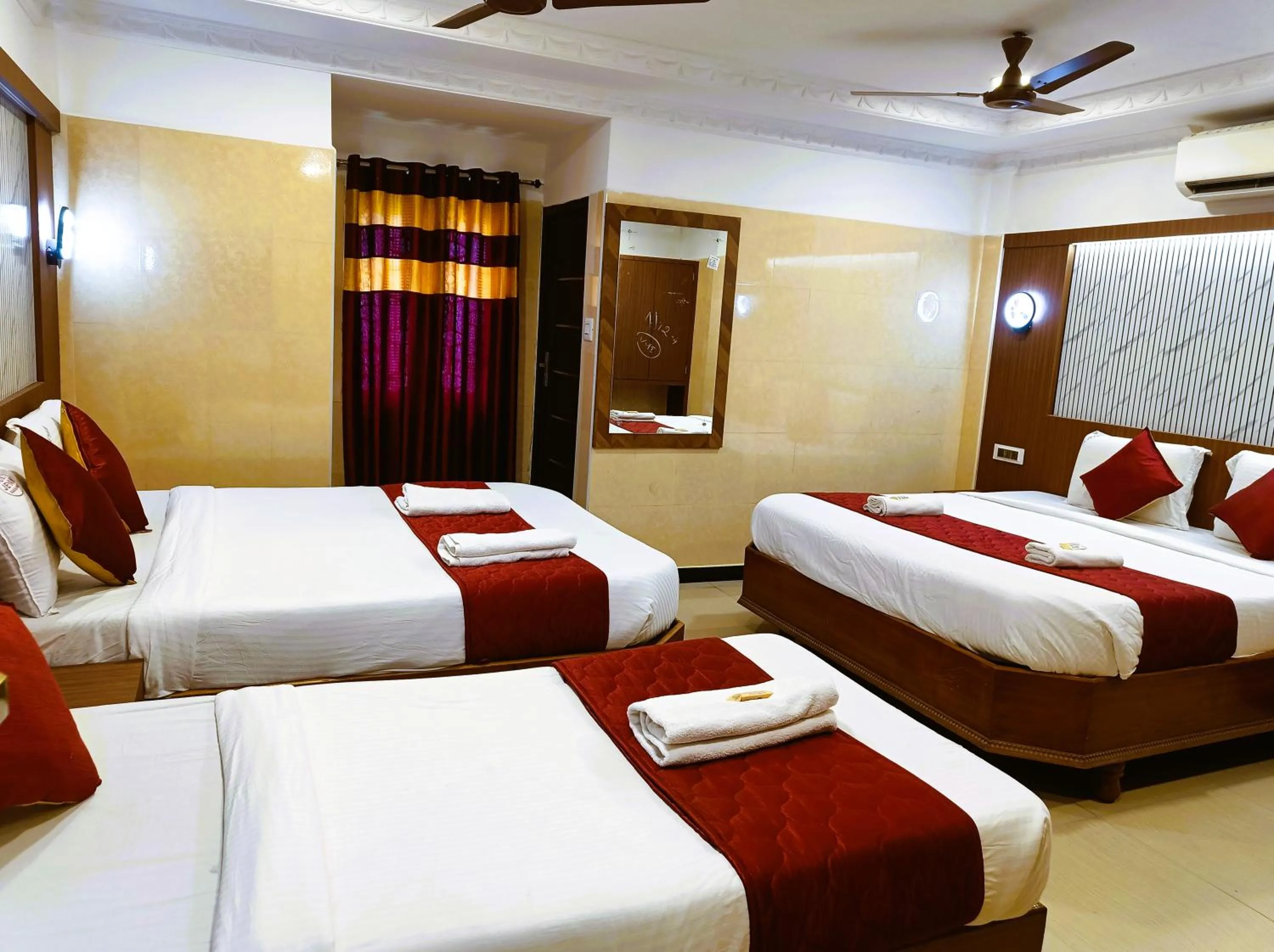 Photo of the whole room, Bed in Hotel Jeyam