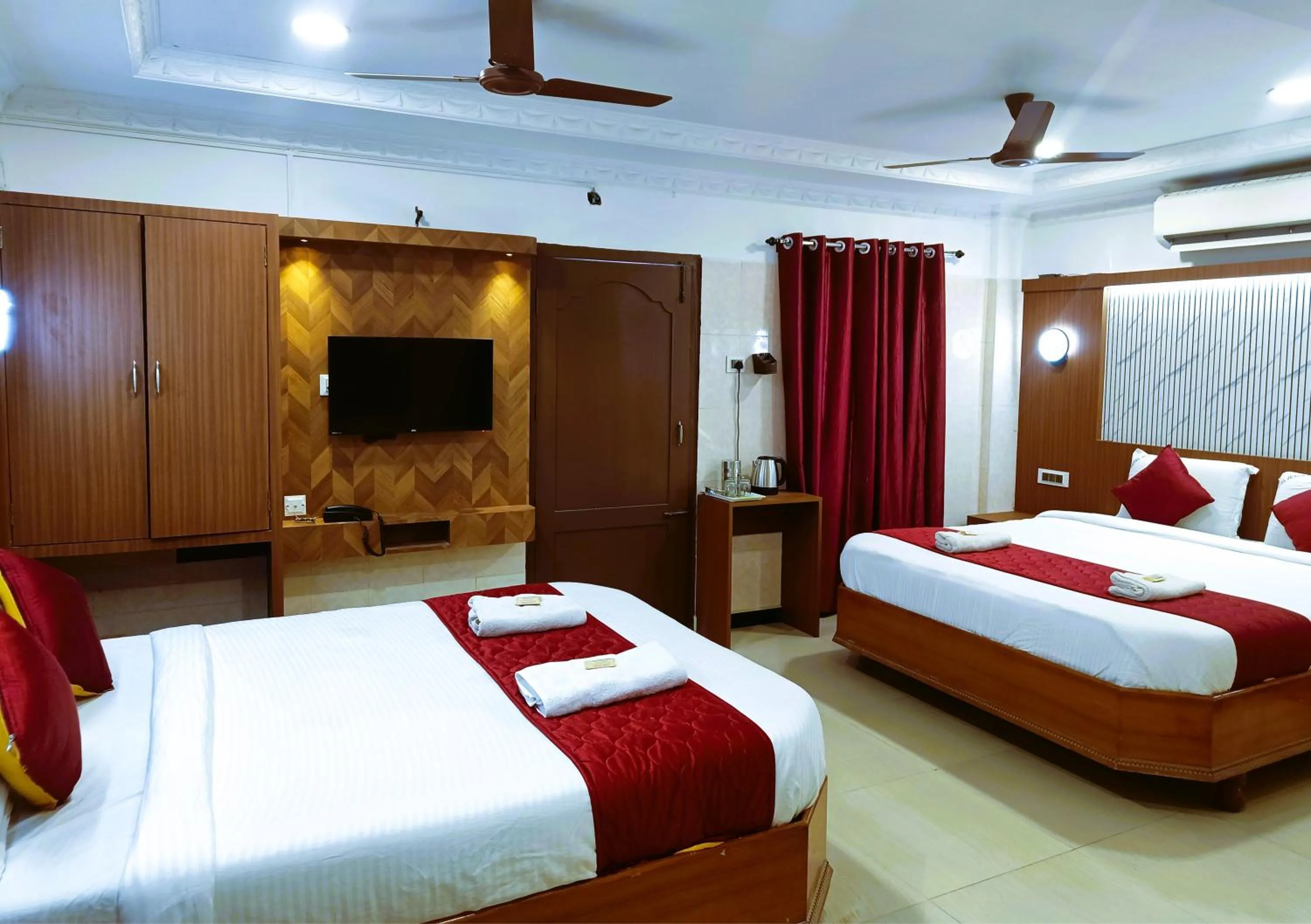 Photo of the whole room, Bed in Hotel Jeyam