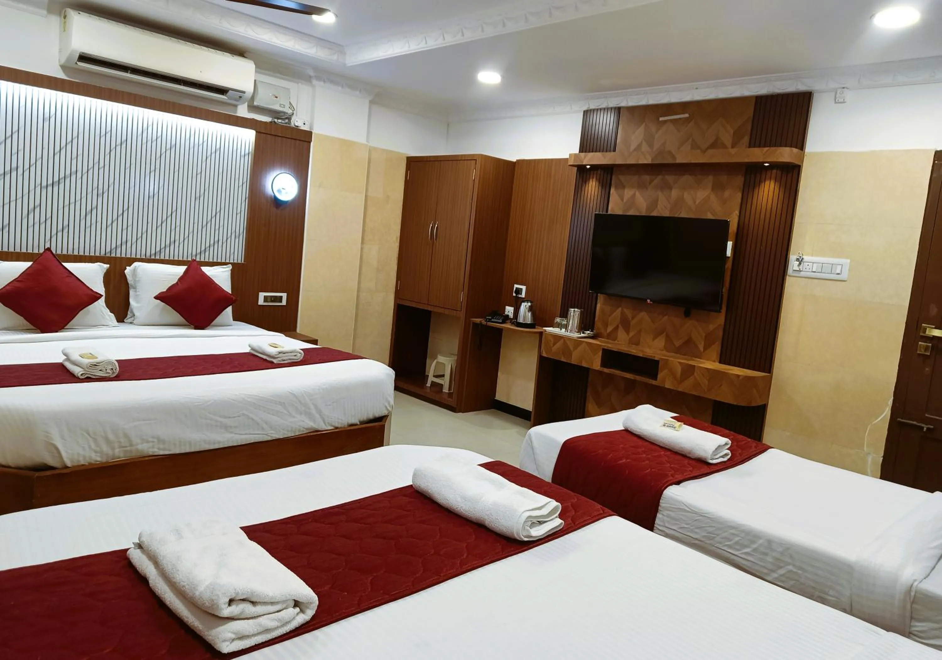 Photo of the whole room, Bed in Hotel Jeyam