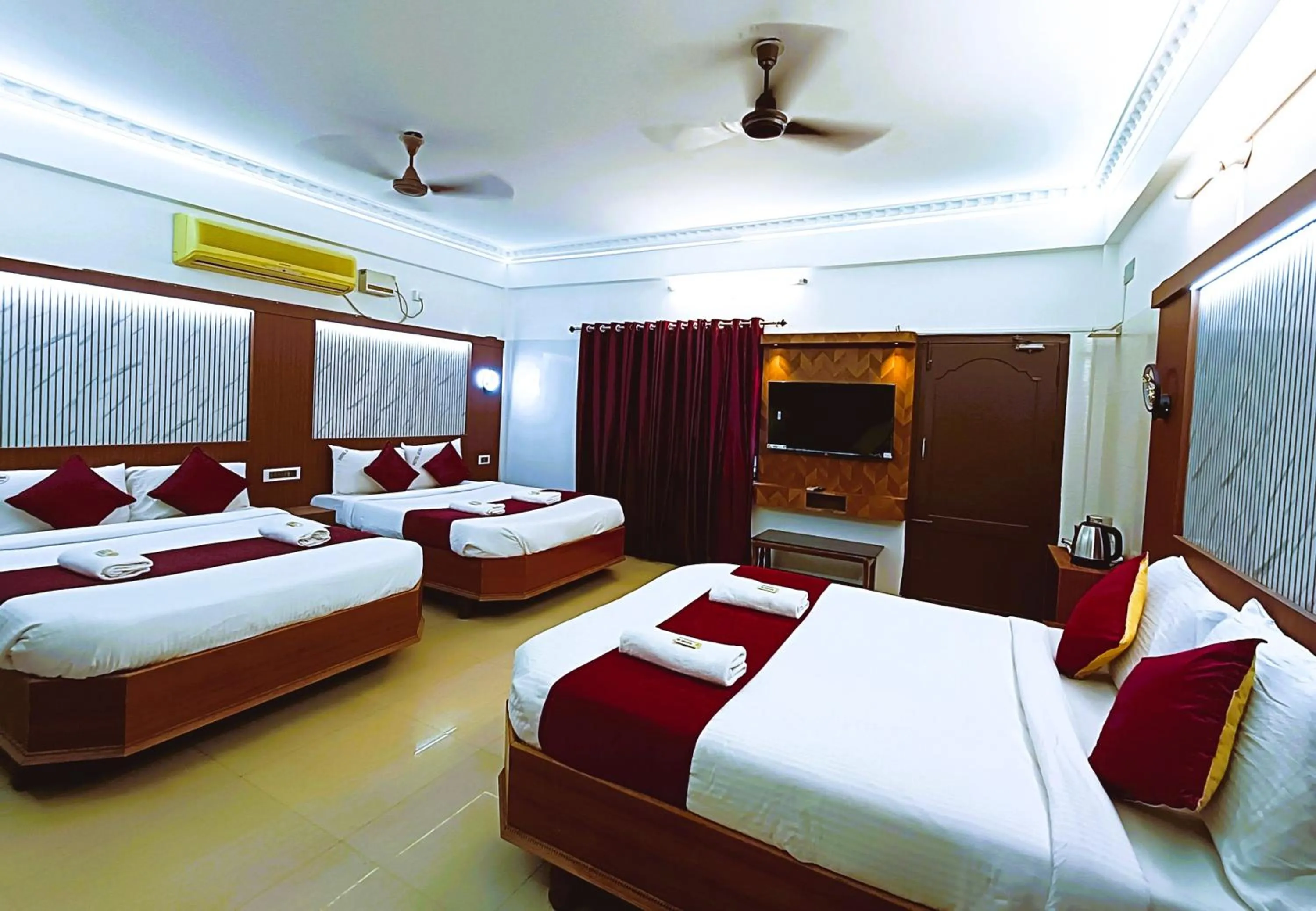 Photo of the whole room, Bed in Hotel Jeyam