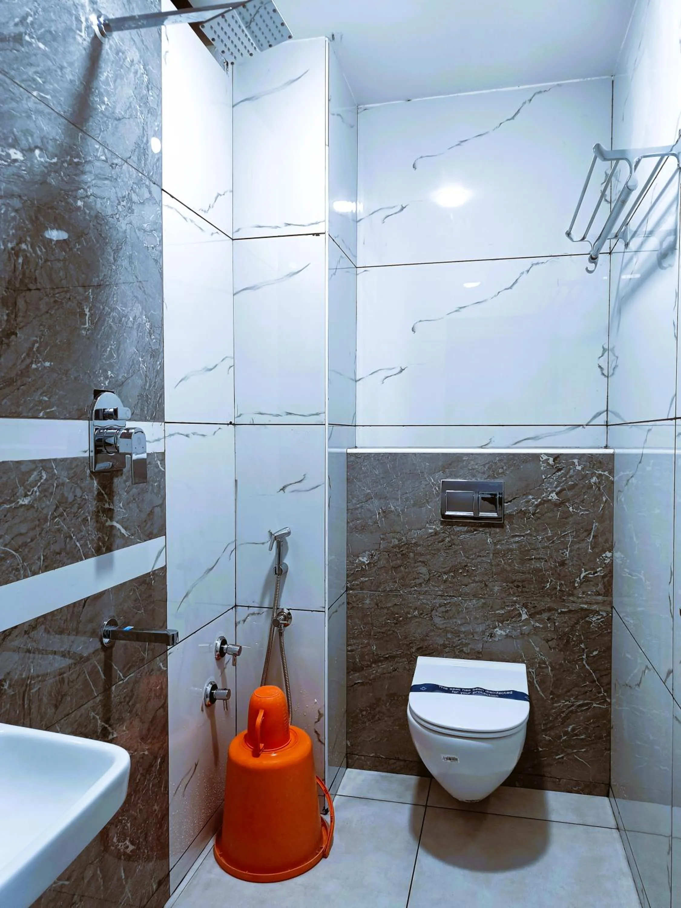 Bathroom in Hotel Jeyam