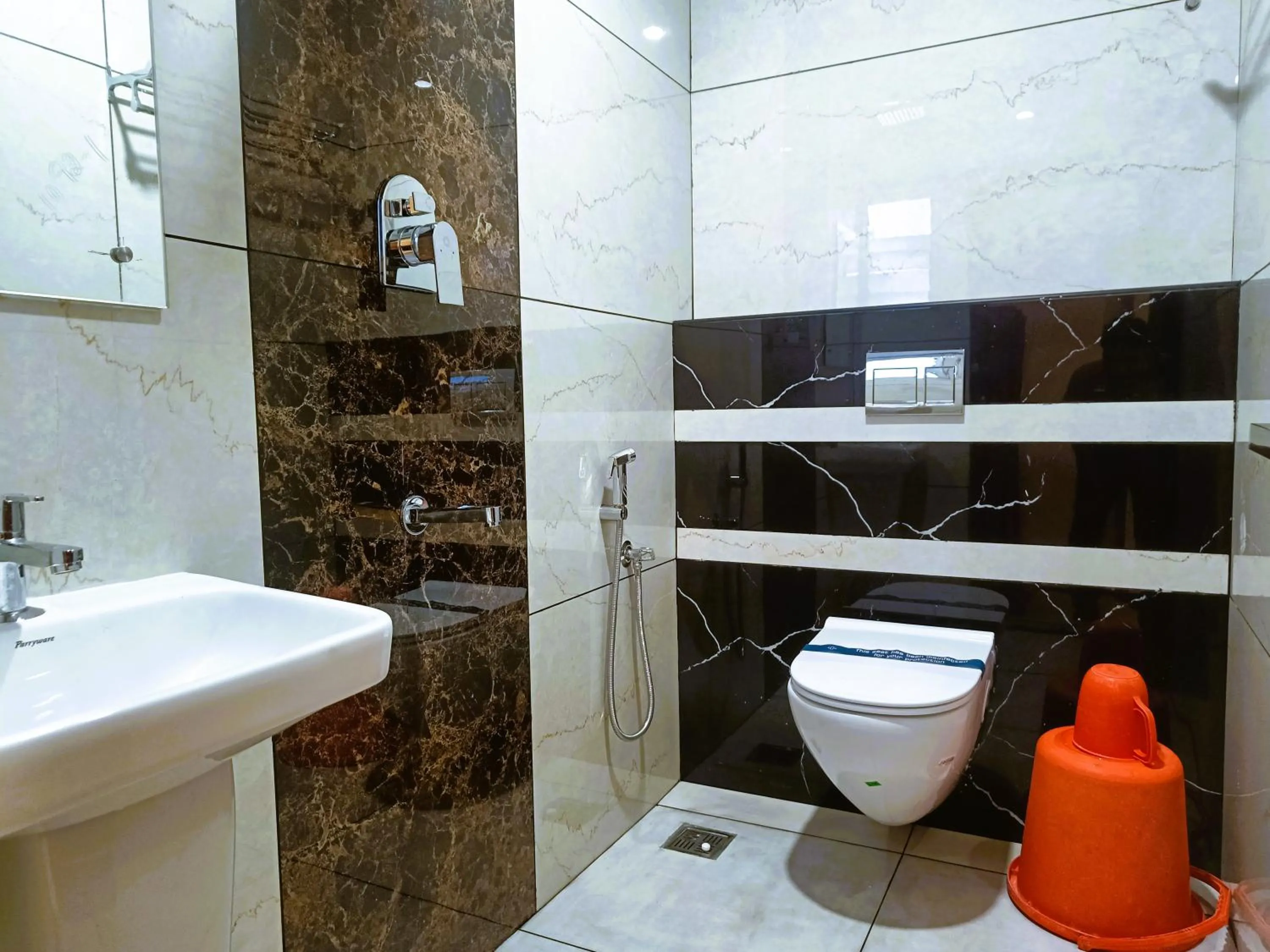 Bathroom in Hotel Jeyam