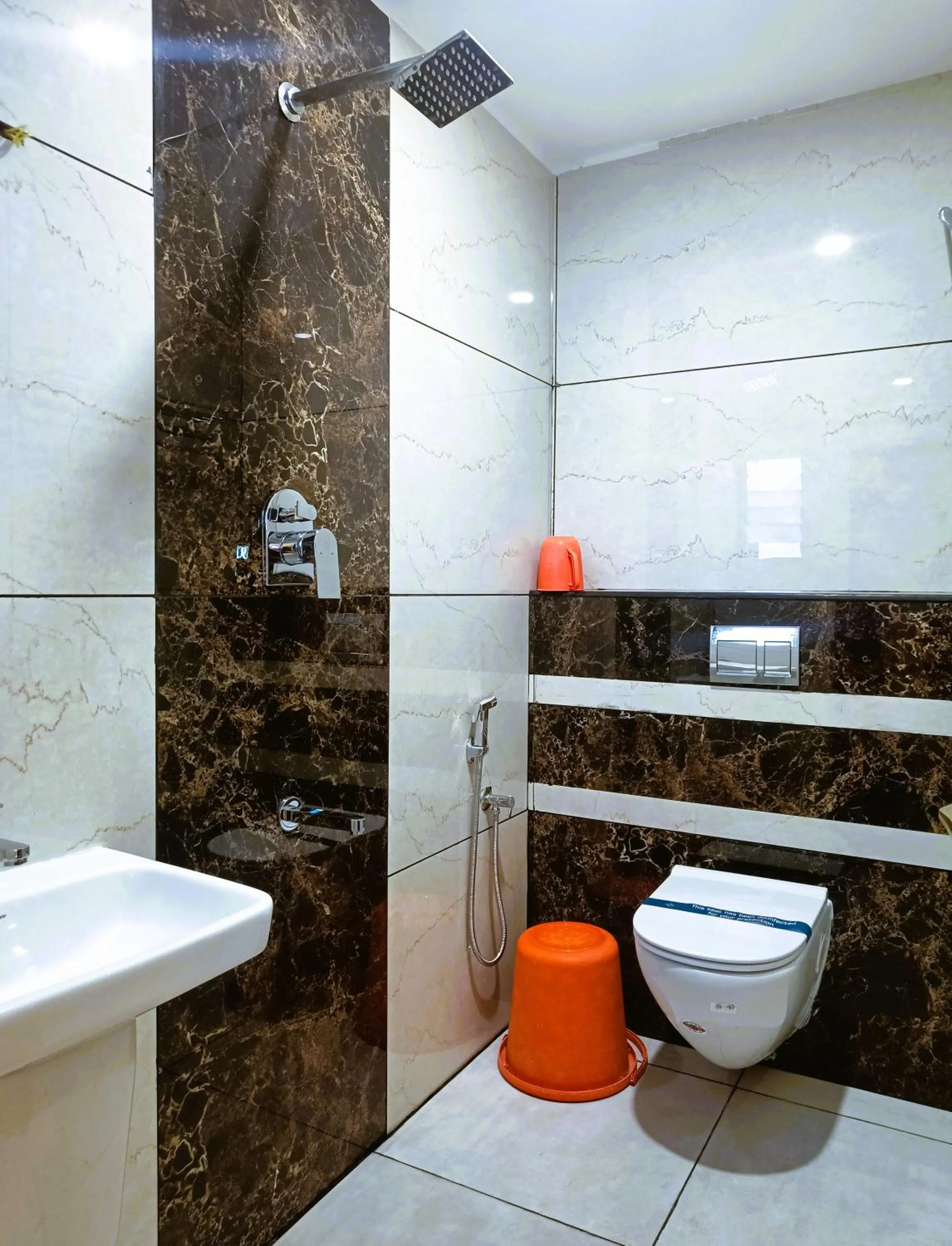 Bathroom in Hotel Jeyam