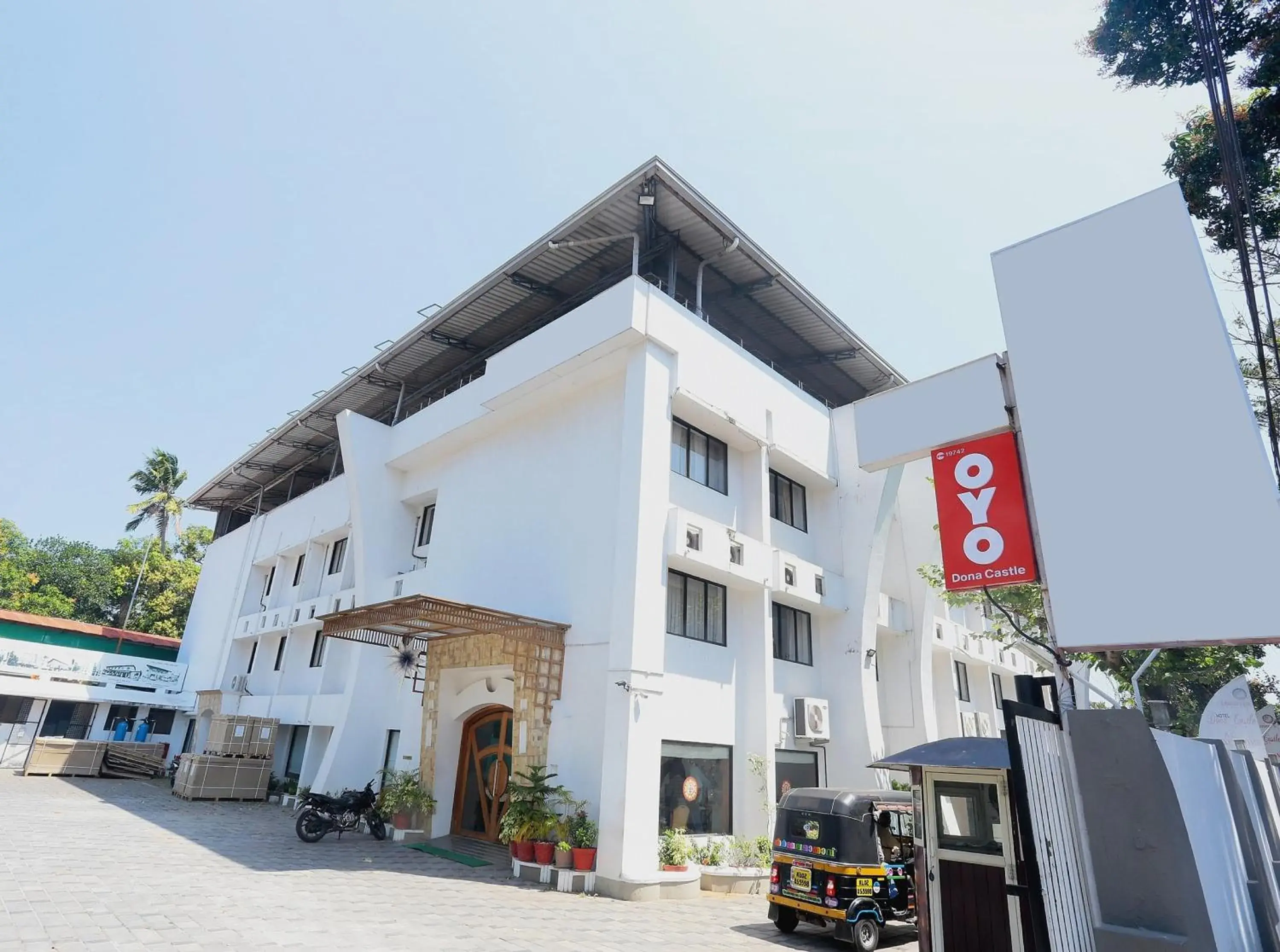 Facade/entrance in Super Townhouse Dona Castle Facade/entrance in Super Townhouse Dona Castle