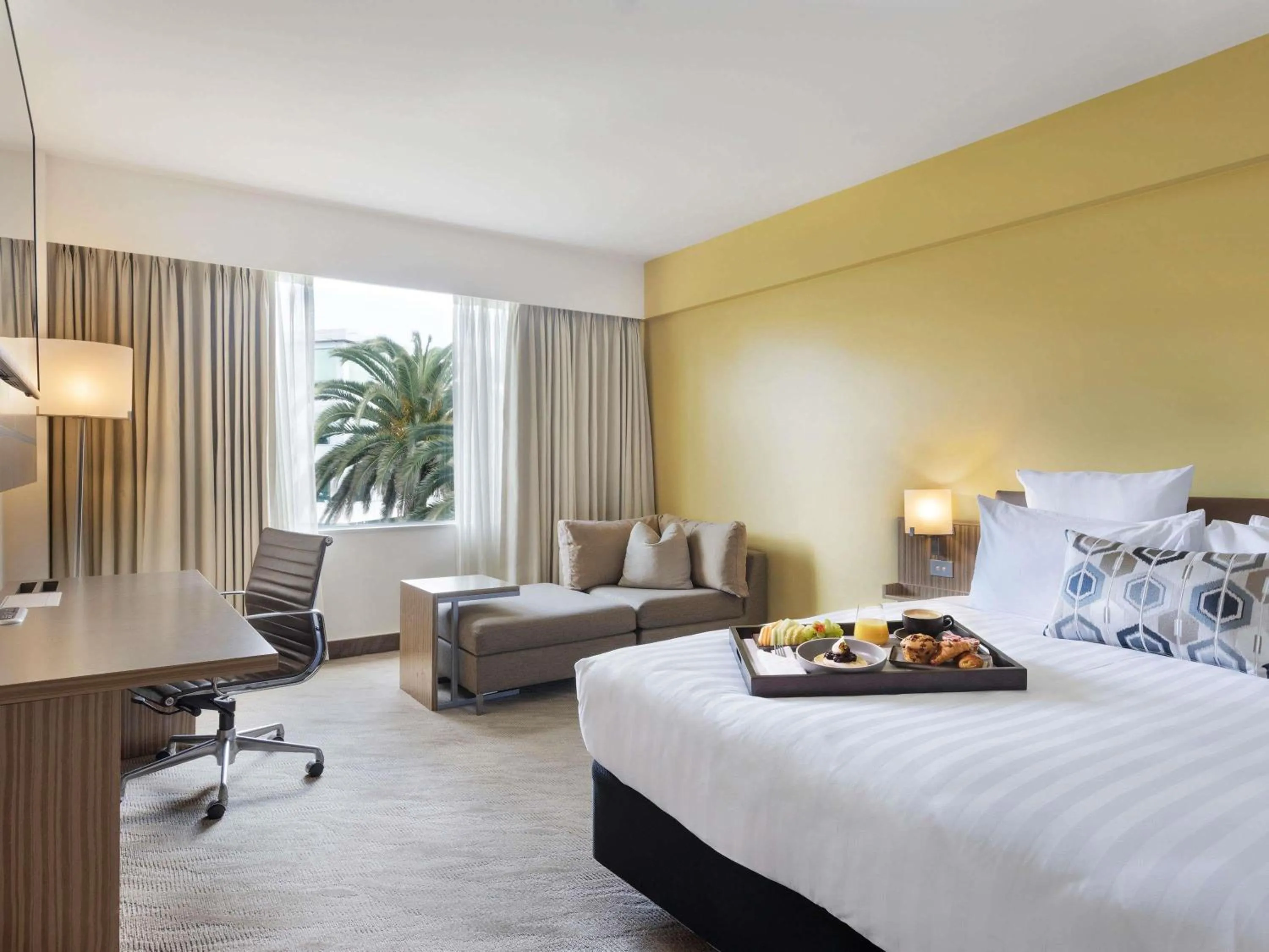 Bedroom, Bed in Novotel Auckland Ellerslie