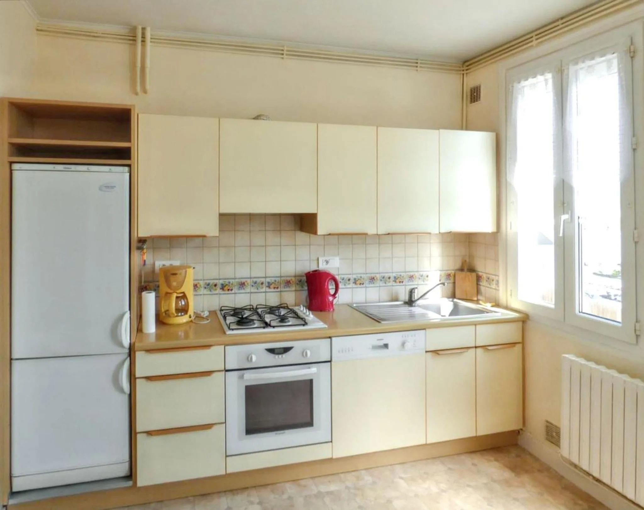 Kitchen or kitchenette in Maison confortable à Châteaulin avec jardin et terrasse.
