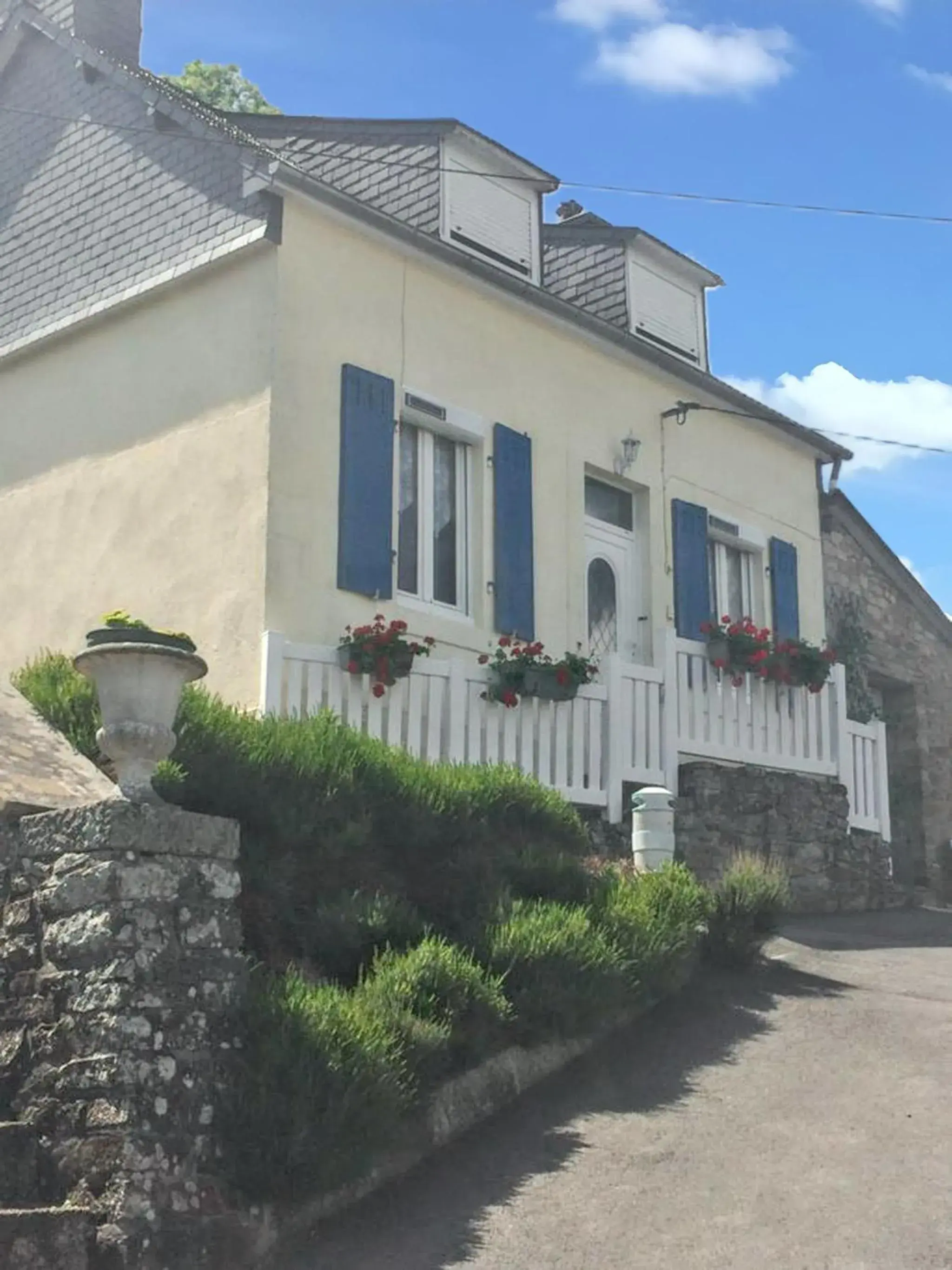 Maison confortable à Châteaulin avec jardin et terrasse. Maison confortable à Châteaulin avec jardin et terrasse.
